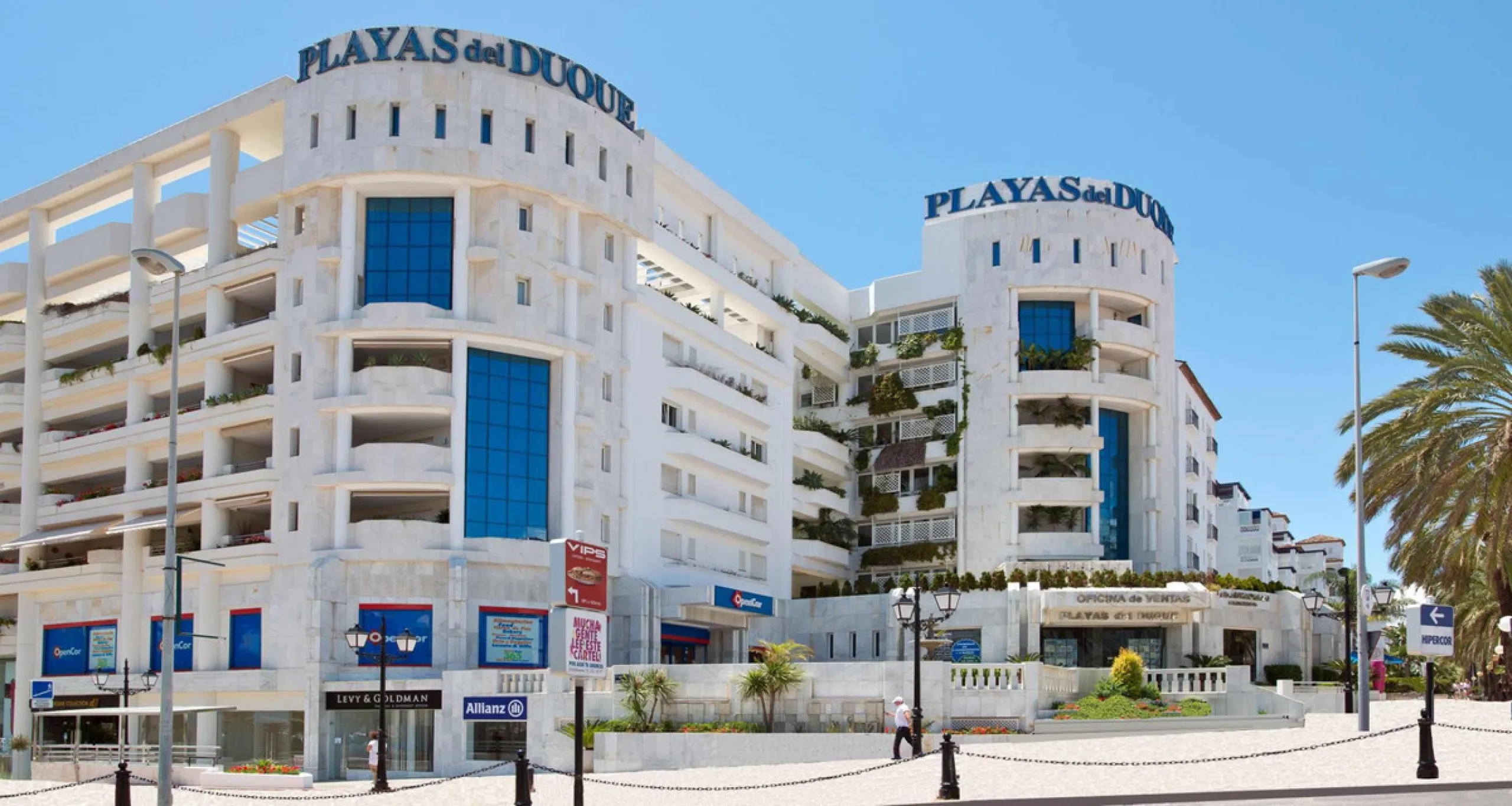 Price drop! Luxurious apartment located in the sought-after and exclusive "Playas del Duque" Residential Complex, located in the Puerto Banús area, synonymous with luxury and quality of life, on the beachfront.