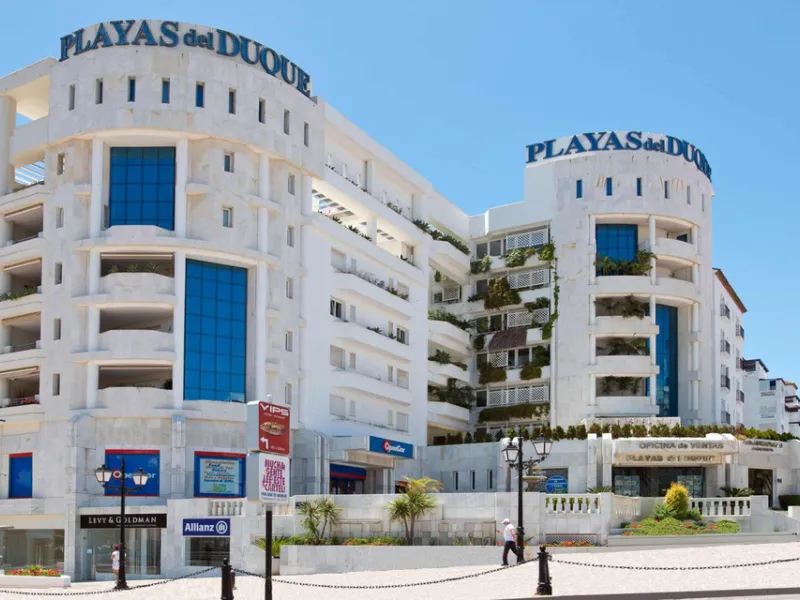 Price drop! Luxurious apartment located in the sought-after and exclusive "Playas del Duque" Residential Complex, located in the Puerto Banús area, synonymous with luxury and quality of life, on the beachfront.