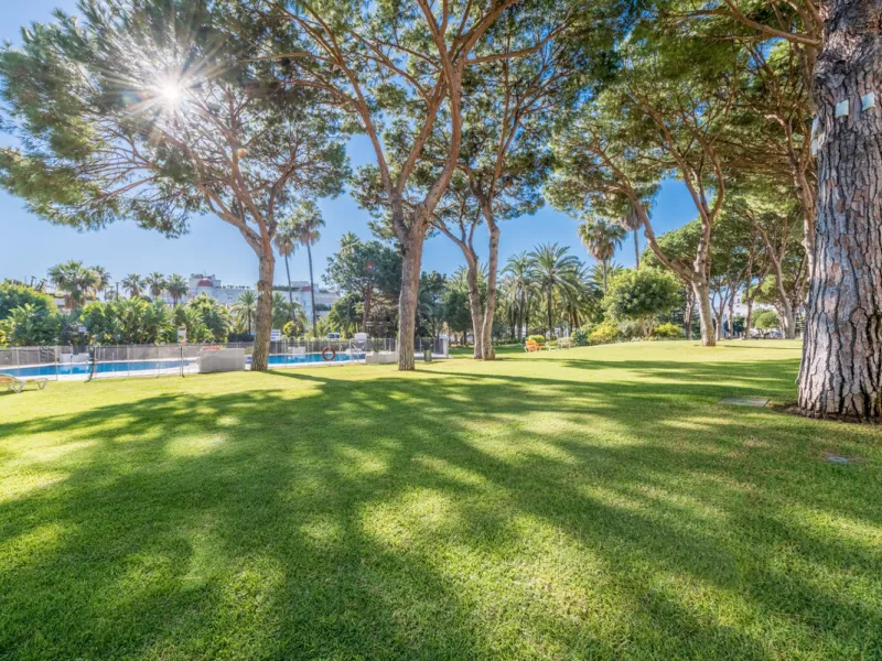 Price drop! Luxurious apartment located in the sought-after and exclusive "Playas del Duque" Residential Complex, located in the Puerto Banús area, synonymous with luxury and quality of life, on the beachfront.