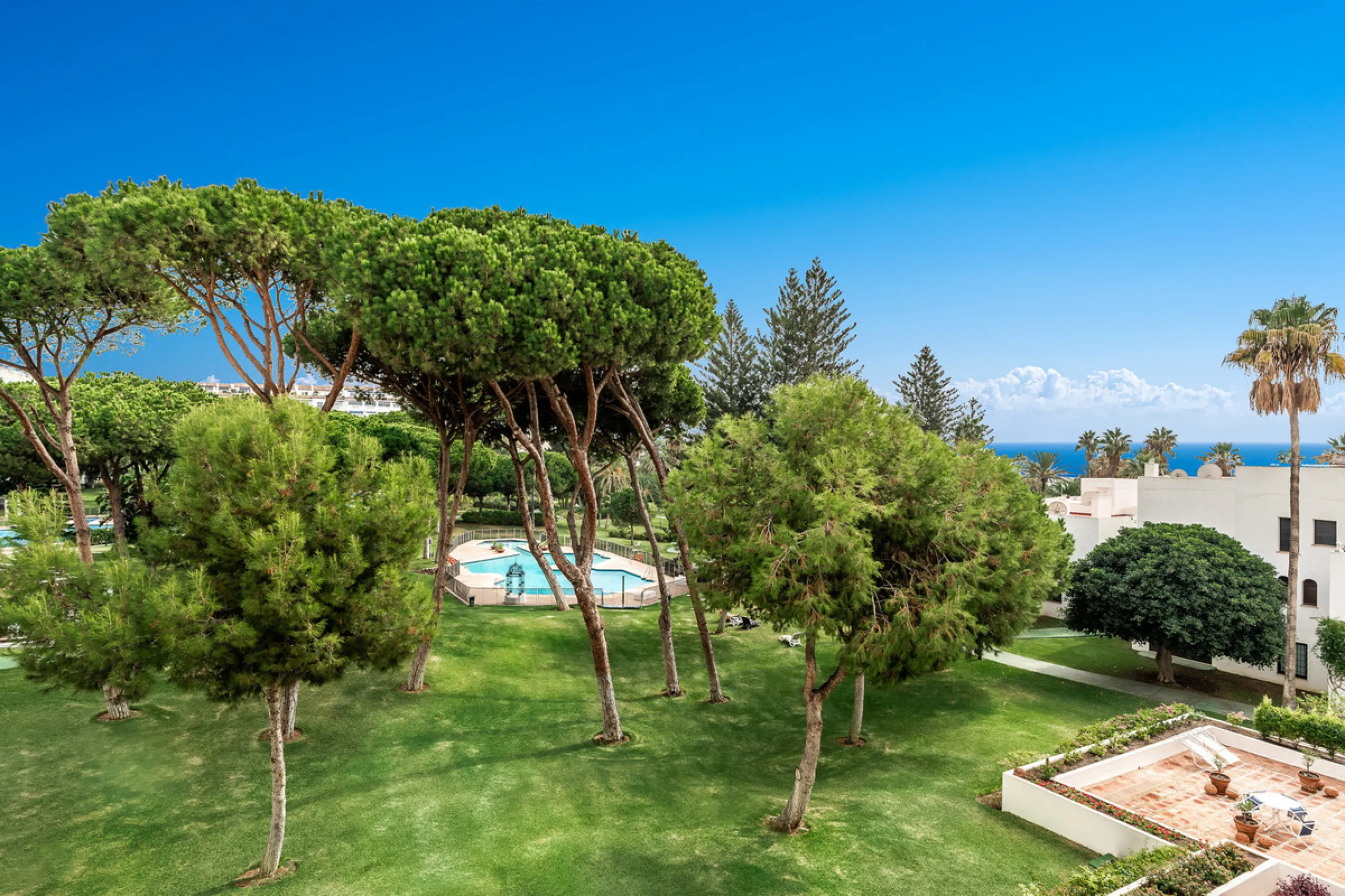 Price drop! Luxurious apartment located in the sought-after and exclusive "Playas del Duque" Residential Complex, located in the Puerto Banús area, synonymous with luxury and quality of life, on the beachfront.