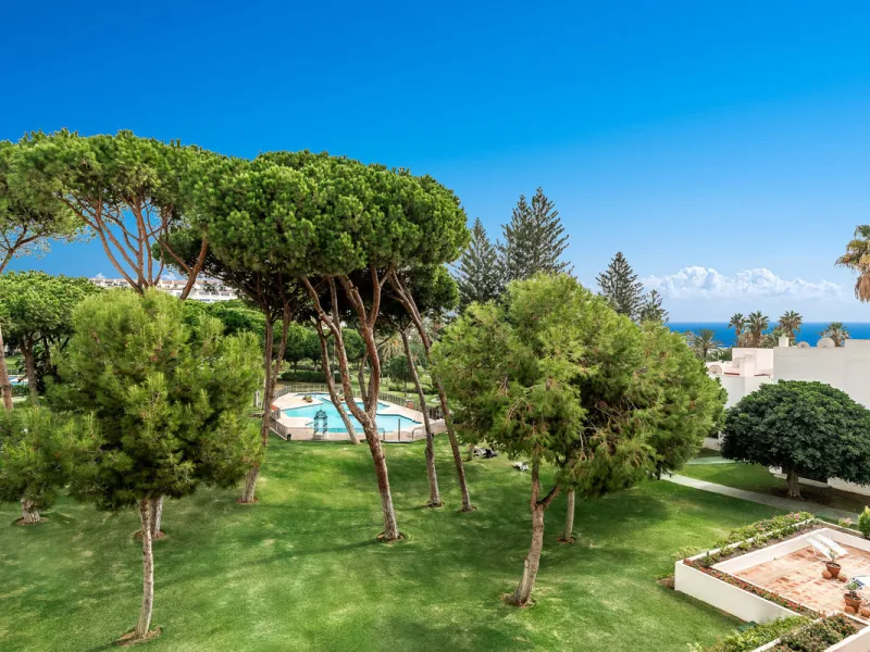 Price drop! Luxurious apartment located in the sought-after and exclusive "Playas del Duque" Residential Complex, located in the Puerto Banús area, synonymous with luxury and quality of life, on the beachfront.