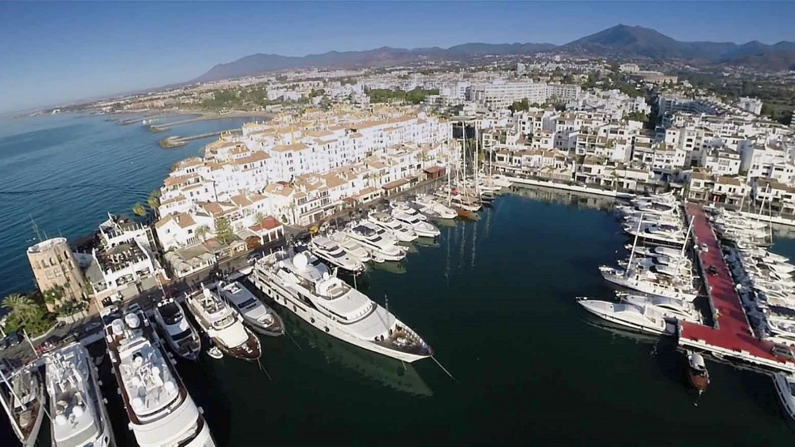 Price drop! Luxurious apartment located in the sought-after and exclusive "Playas del Duque" Residential Complex, located in the Puerto Banús area, synonymous with luxury and quality of life, on the beachfront.