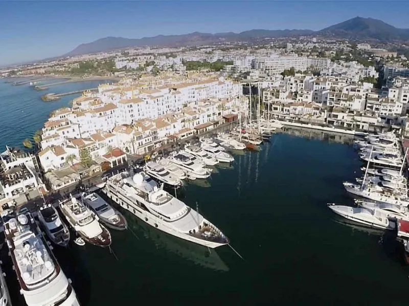 Price drop! Luxurious apartment located in the sought-after and exclusive "Playas del Duque" Residential Complex, located in the Puerto Banús area, synonymous with luxury and quality of life, on the beachfront.