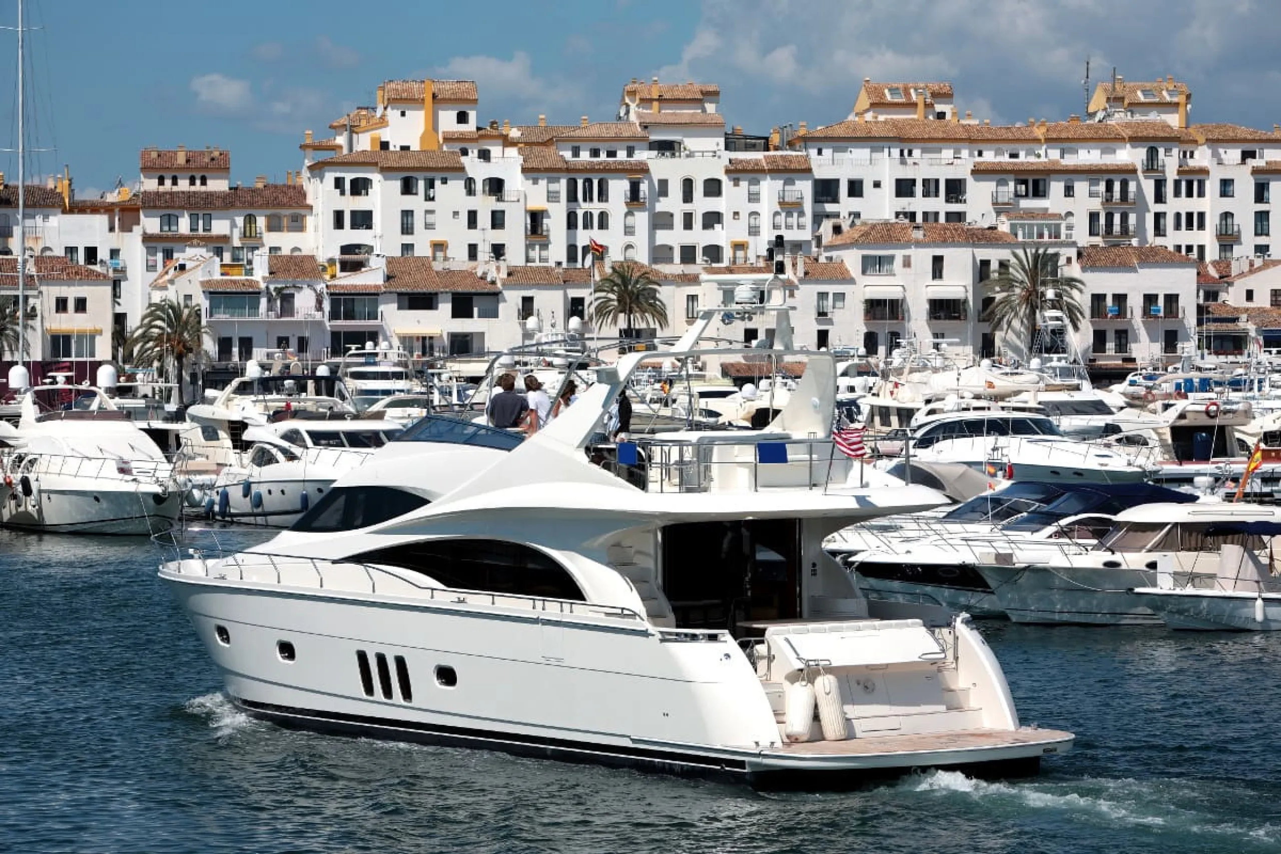 Price drop! Luxurious apartment located in the sought-after and exclusive "Playas del Duque" Residential Complex, located in the Puerto Banús area, synonymous with luxury and quality of life, on the beachfront.