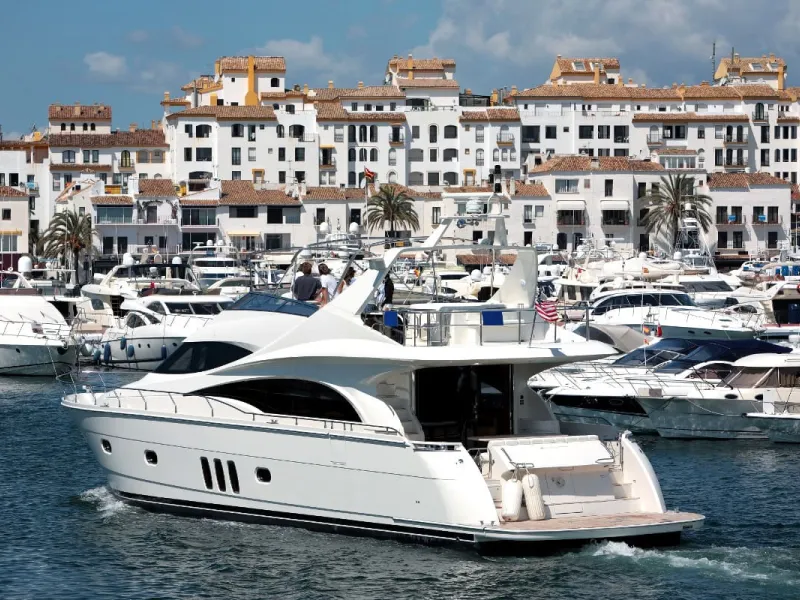 Price drop! Luxurious apartment located in the sought-after and exclusive "Playas del Duque" Residential Complex, located in the Puerto Banús area, synonymous with luxury and quality of life, on the beachfront.