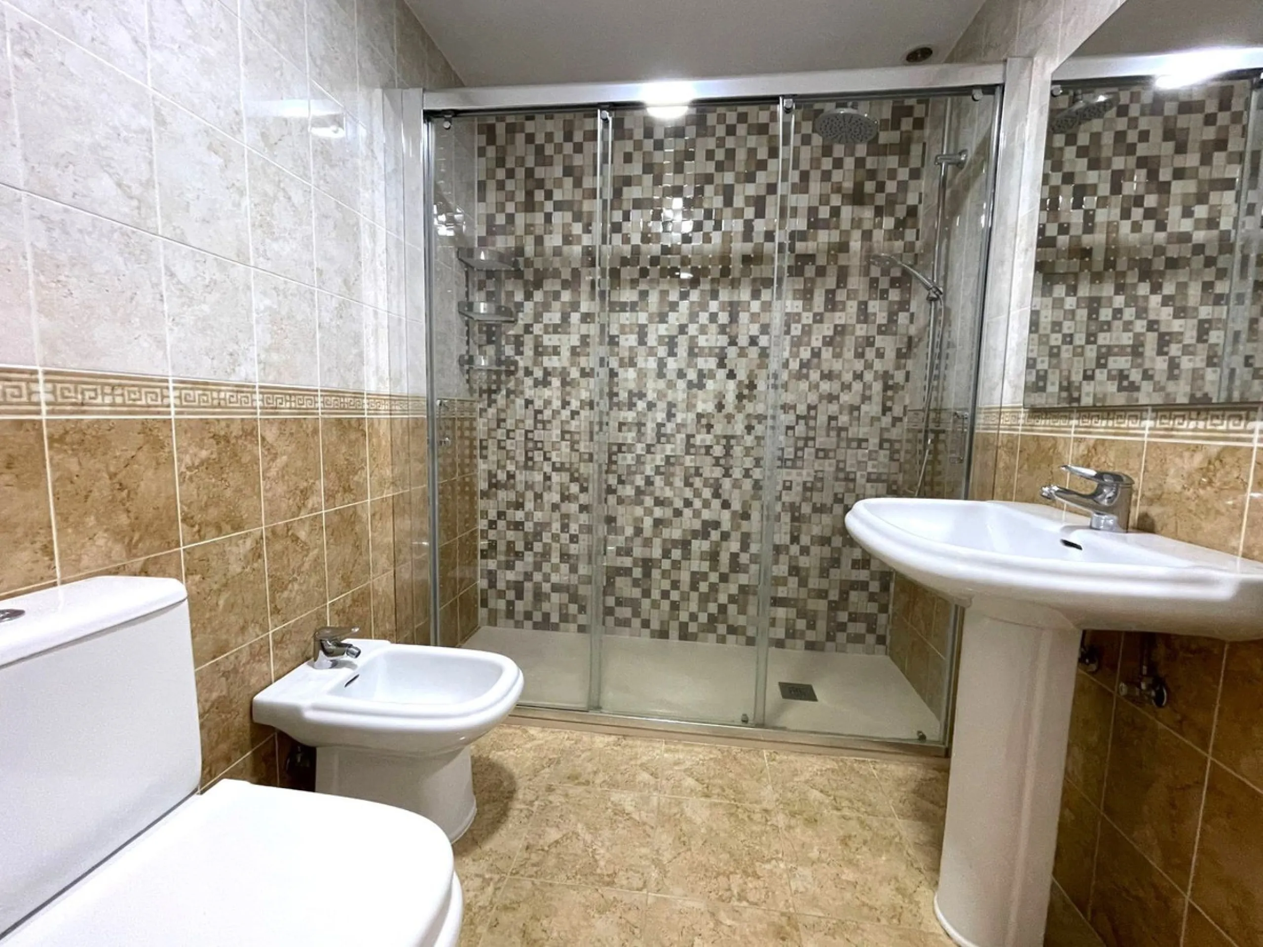 3-Bedroom Apartment in the Heart of Sabinillas with VALID TOURIST RENTAL LICENSE – 100 Metres from the Beach