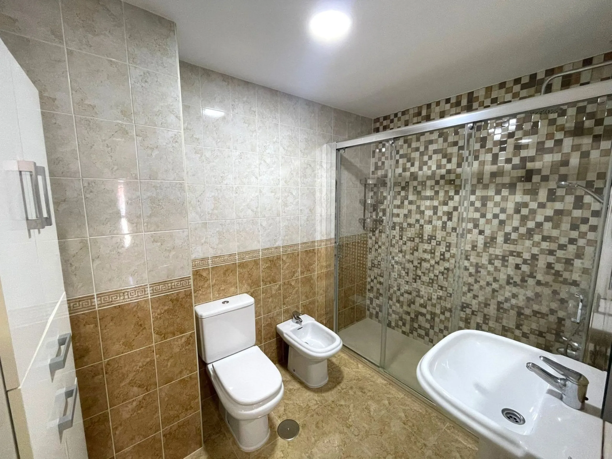 3-Bedroom Apartment in the Heart of Sabinillas with VALID TOURIST RENTAL LICENSE – 100 Metres from the Beach