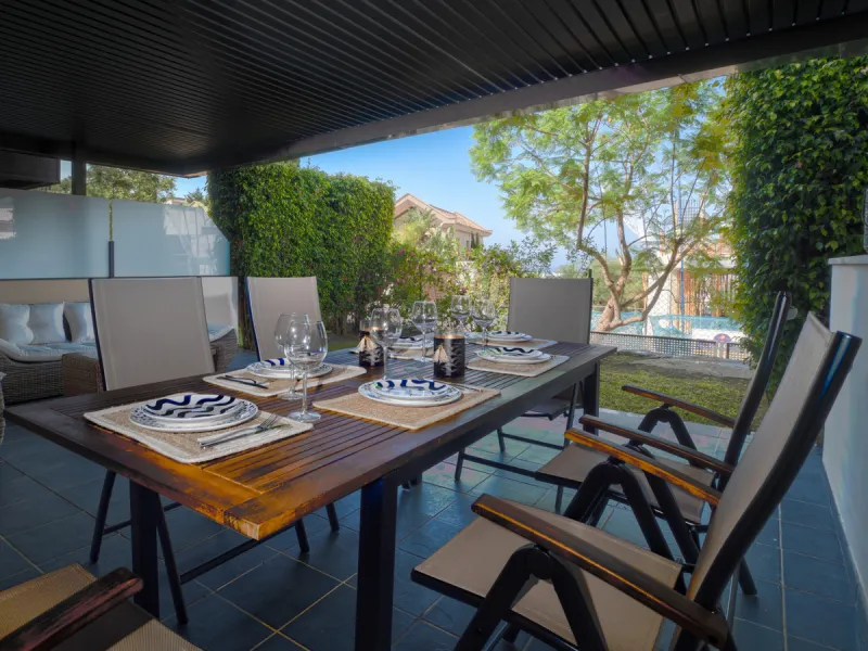 A beautifully furnished 2 bedroom apartment in Hoyo 19 which is located in the wonderful and exclusive development of Los Flamingos Golf Resort Resort in Benahavis. The apartment has hot and cold air conditioning, marble floors, master bedroom with en sui