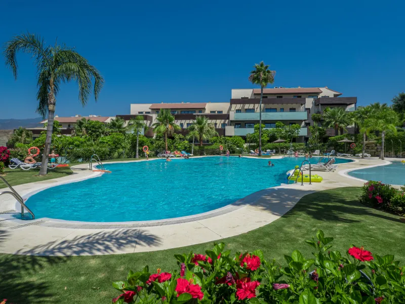 A beautifully furnished 2 bedroom apartment in Hoyo 19 which is located in the wonderful and exclusive development of Los Flamingos Golf Resort Resort in Benahavis. The apartment has hot and cold air conditioning, marble floors, master bedroom with en sui