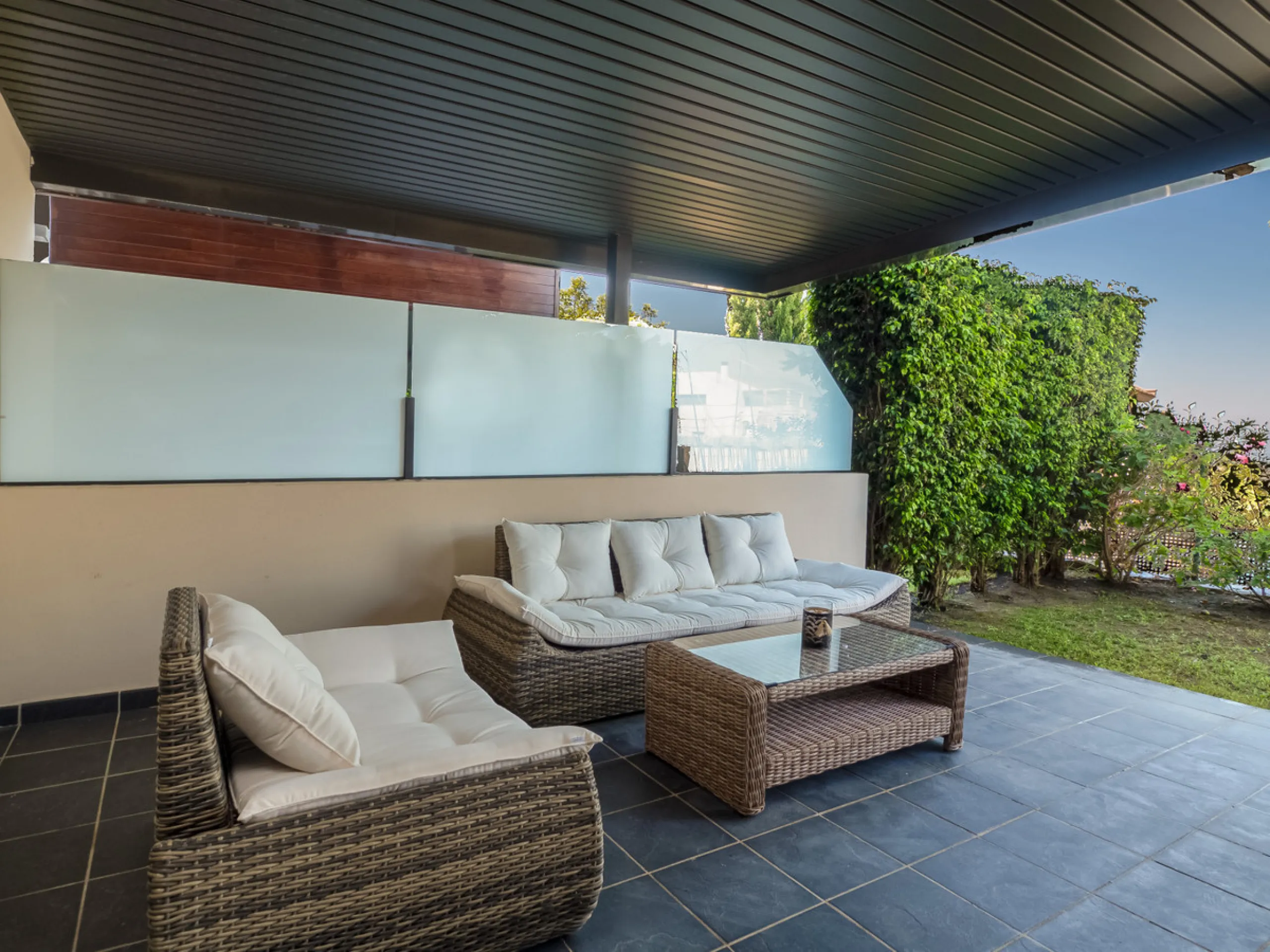 A beautifully furnished 2 bedroom apartment in Hoyo 19 which is located in the wonderful and exclusive development of Los Flamingos Golf Resort Resort in Benahavis. The apartment has hot and cold air conditioning, marble floors, master bedroom with en sui