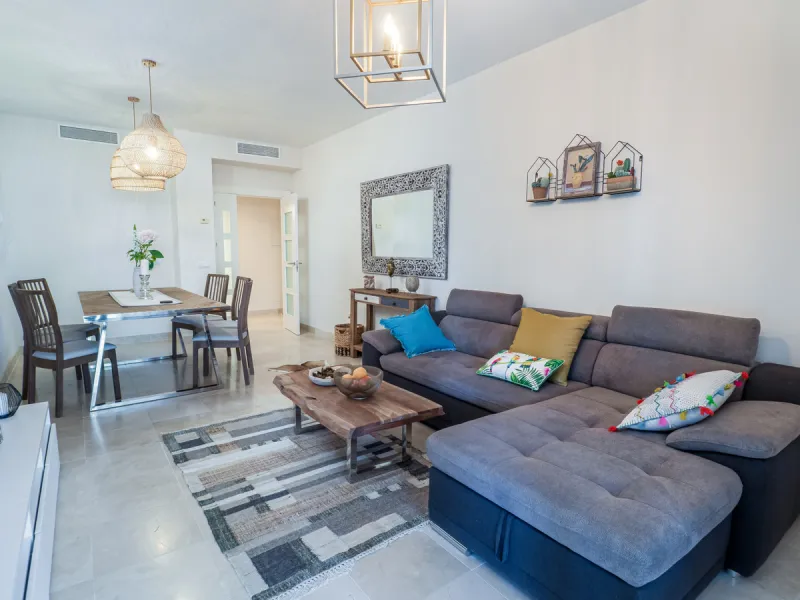 A beautifully furnished 2 bedroom apartment in Hoyo 19 which is located in the wonderful and exclusive development of Los Flamingos Golf Resort Resort in Benahavis. The apartment has hot and cold air conditioning, marble floors, master bedroom with en sui