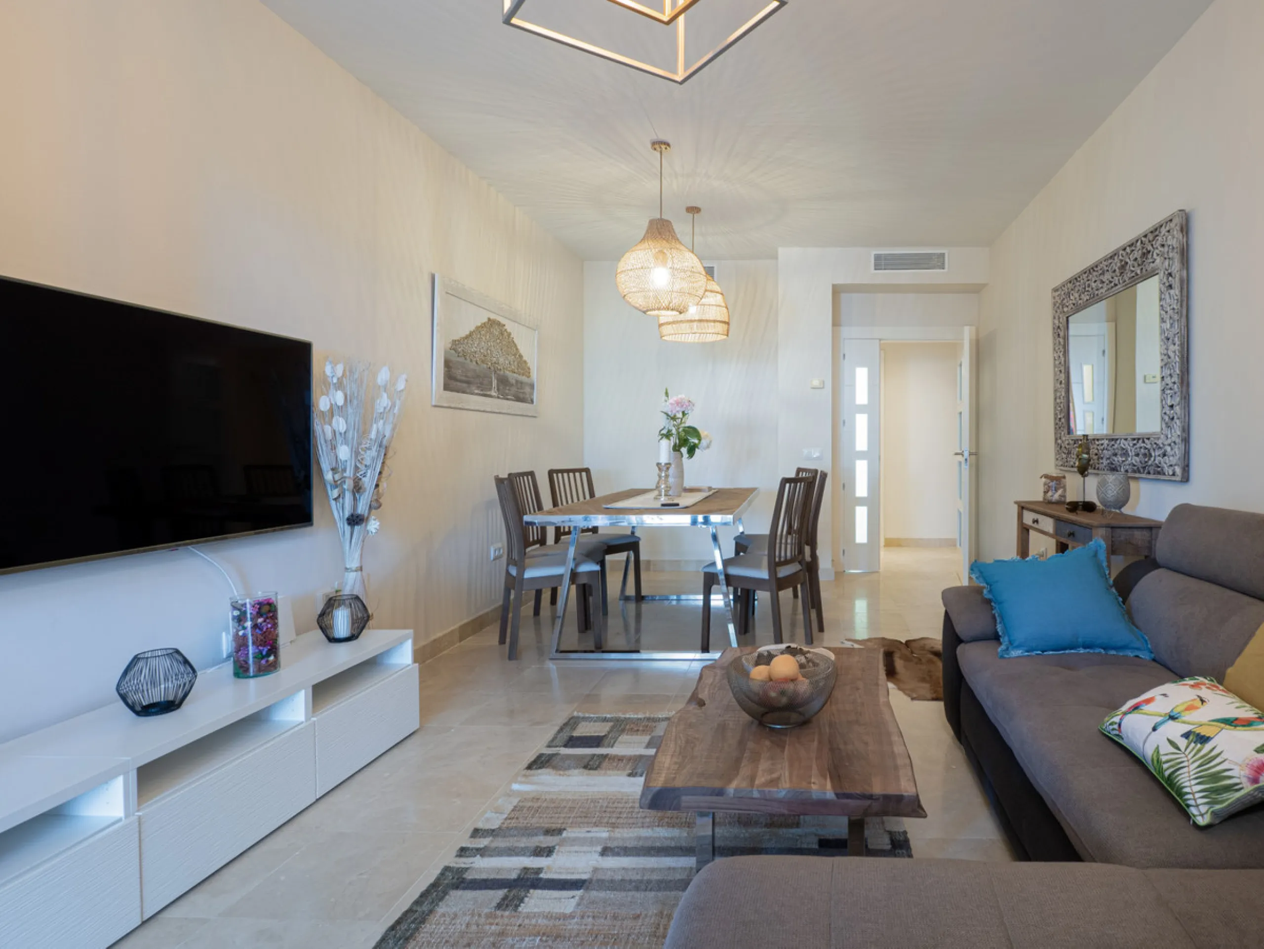 A beautifully furnished 2 bedroom apartment in Hoyo 19 which is located in the wonderful and exclusive development of Los Flamingos Golf Resort Resort in Benahavis. The apartment has hot and cold air conditioning, marble floors, master bedroom with en sui