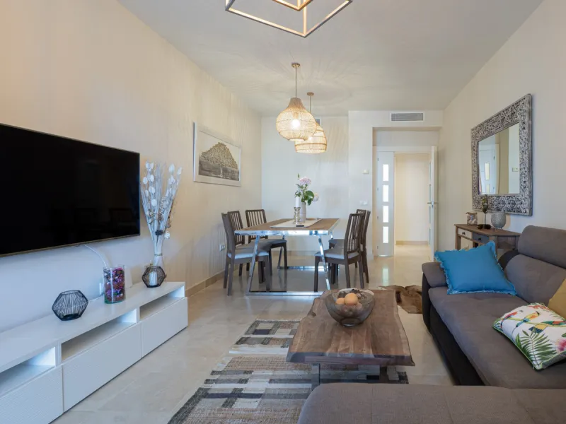 A beautifully furnished 2 bedroom apartment in Hoyo 19 which is located in the wonderful and exclusive development of Los Flamingos Golf Resort Resort in Benahavis. The apartment has hot and cold air conditioning, marble floors, master bedroom with en sui