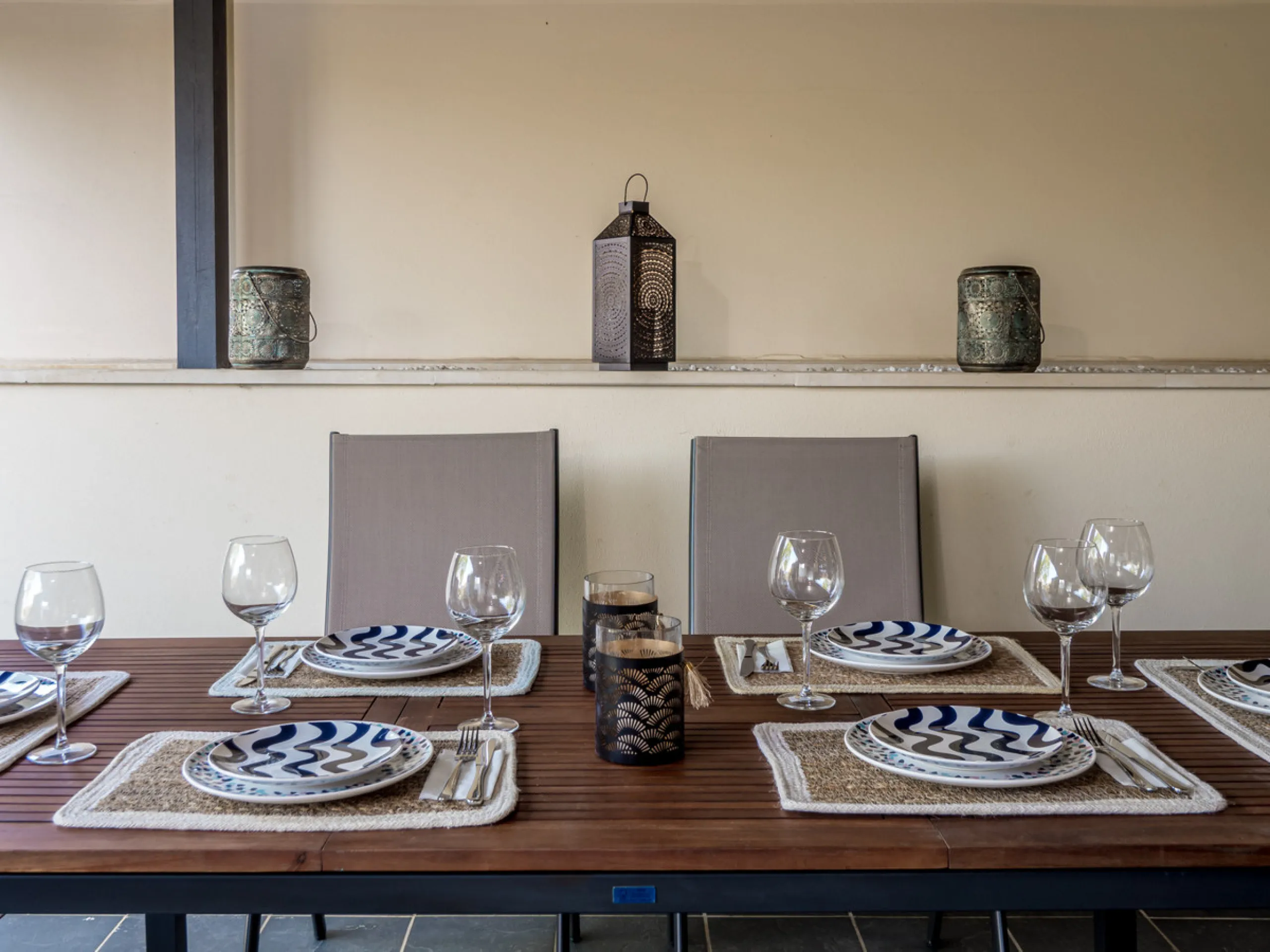 A beautifully furnished 2 bedroom apartment in Hoyo 19 which is located in the wonderful and exclusive development of Los Flamingos Golf Resort Resort in Benahavis. The apartment has hot and cold air conditioning, marble floors, master bedroom with en sui