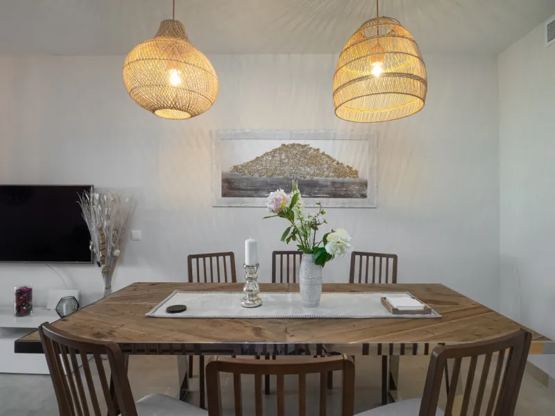 A beautifully furnished 2 bedroom apartment in Hoyo 19 which is located in the wonderful and exclusive development of Los Flamingos Golf Resort Resort in Benahavis. The apartment has hot and cold air conditioning, marble floors, master bedroom with en sui