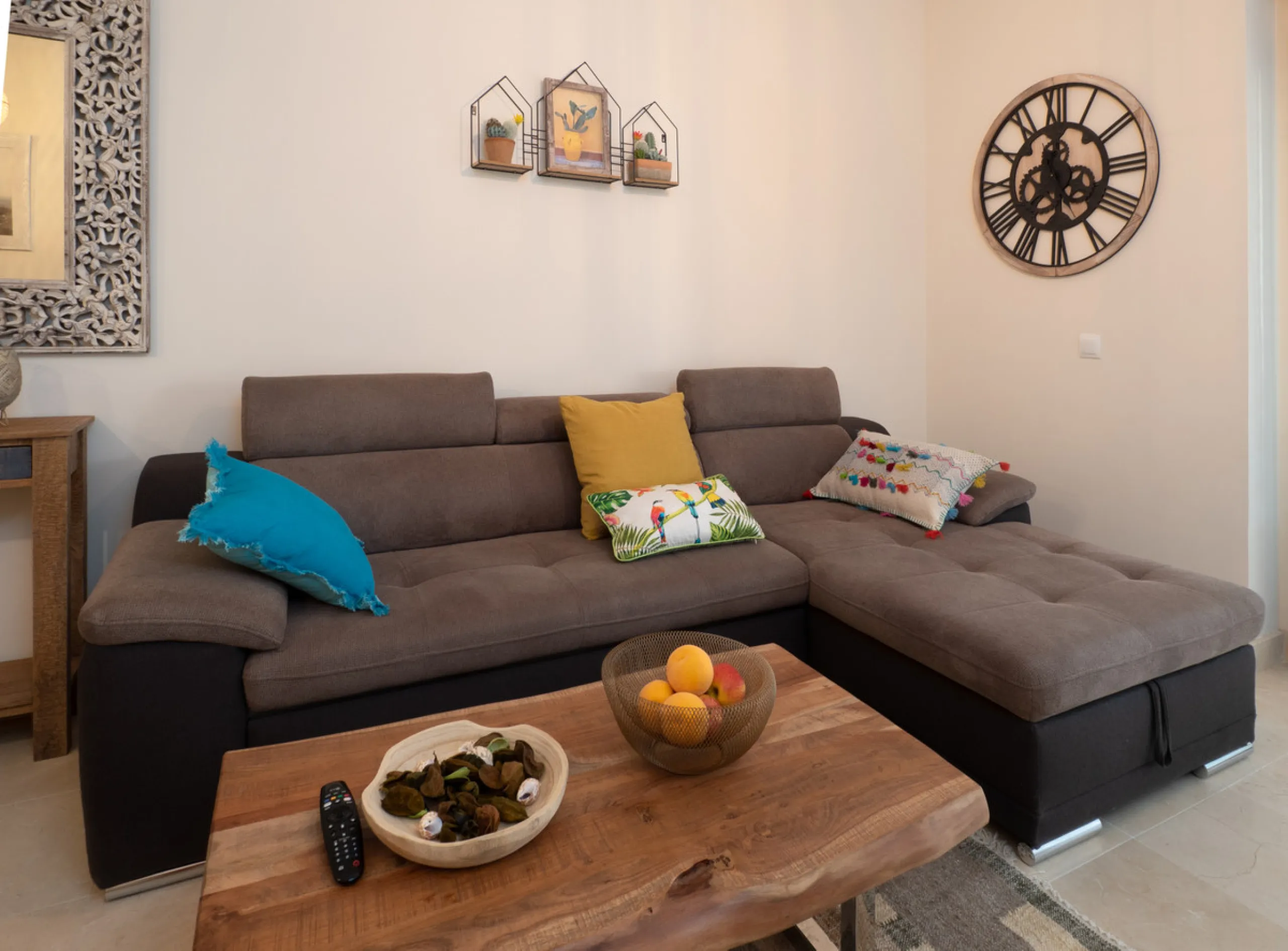 A beautifully furnished 2 bedroom apartment in Hoyo 19 which is located in the wonderful and exclusive development of Los Flamingos Golf Resort Resort in Benahavis. The apartment has hot and cold air conditioning, marble floors, master bedroom with en sui