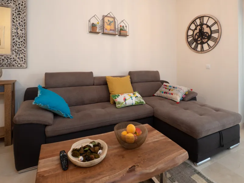 A beautifully furnished 2 bedroom apartment in Hoyo 19 which is located in the wonderful and exclusive development of Los Flamingos Golf Resort Resort in Benahavis. The apartment has hot and cold air conditioning, marble floors, master bedroom with en sui