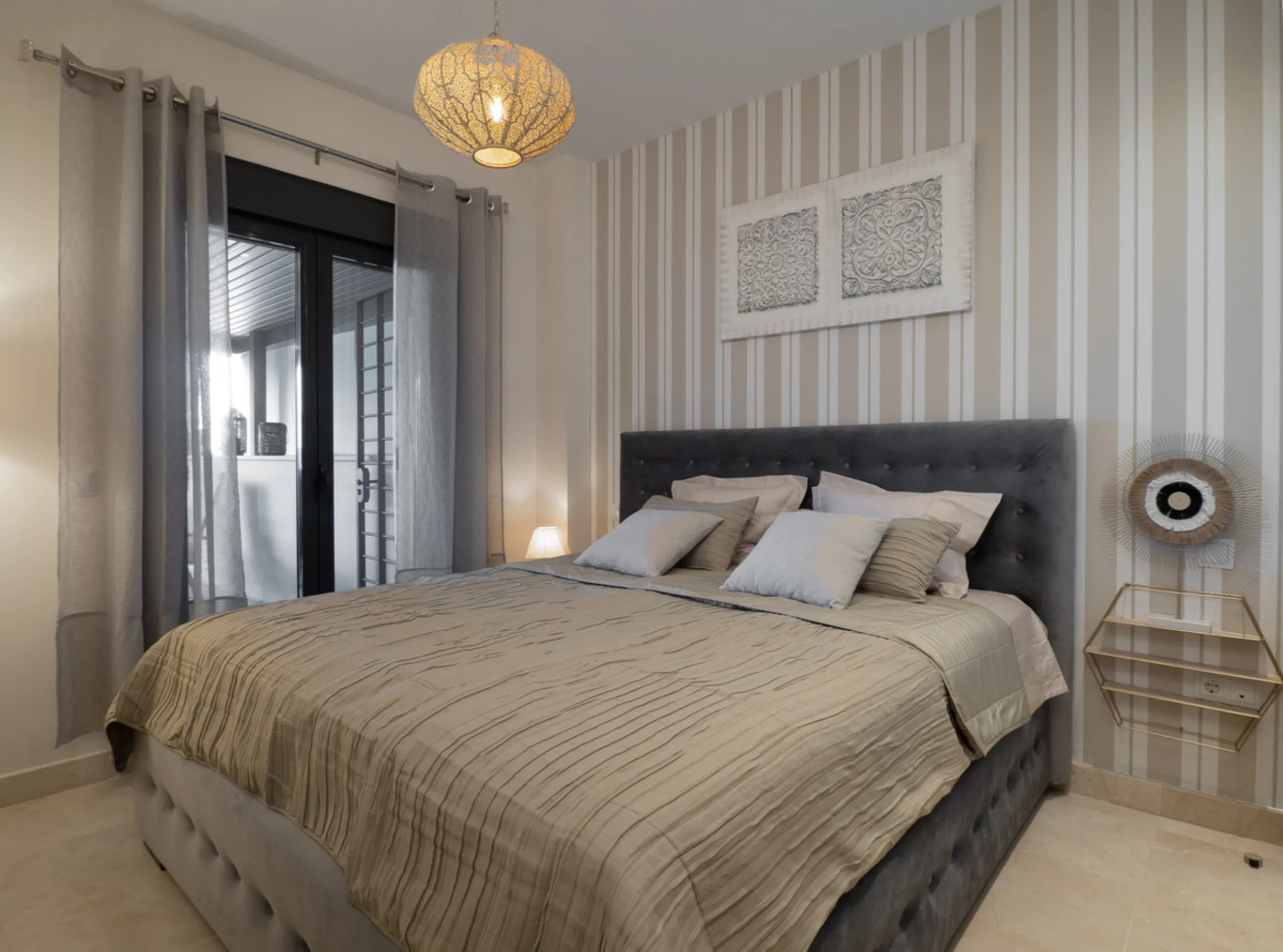 A beautifully furnished 2 bedroom apartment in Hoyo 19 which is located in the wonderful and exclusive development of Los Flamingos Golf Resort Resort in Benahavis. The apartment has hot and cold air conditioning, marble floors, master bedroom with en sui