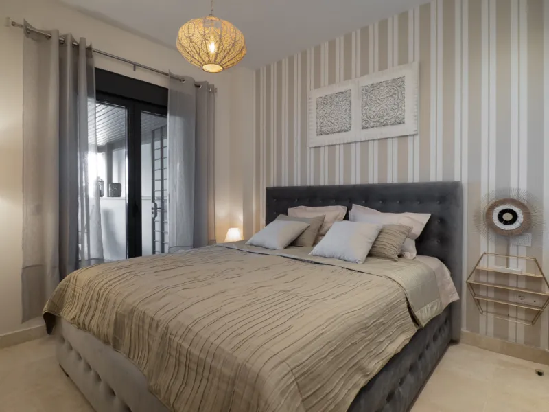 A beautifully furnished 2 bedroom apartment in Hoyo 19 which is located in the wonderful and exclusive development of Los Flamingos Golf Resort Resort in Benahavis. The apartment has hot and cold air conditioning, marble floors, master bedroom with en sui