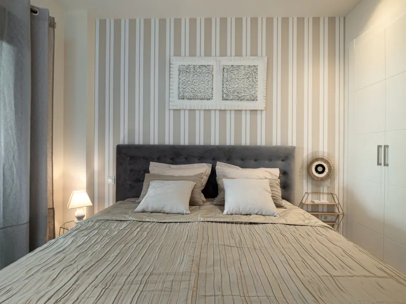 A beautifully furnished 2 bedroom apartment in Hoyo 19 which is located in the wonderful and exclusive development of Los Flamingos Golf Resort Resort in Benahavis. The apartment has hot and cold air conditioning, marble floors, master bedroom with en sui