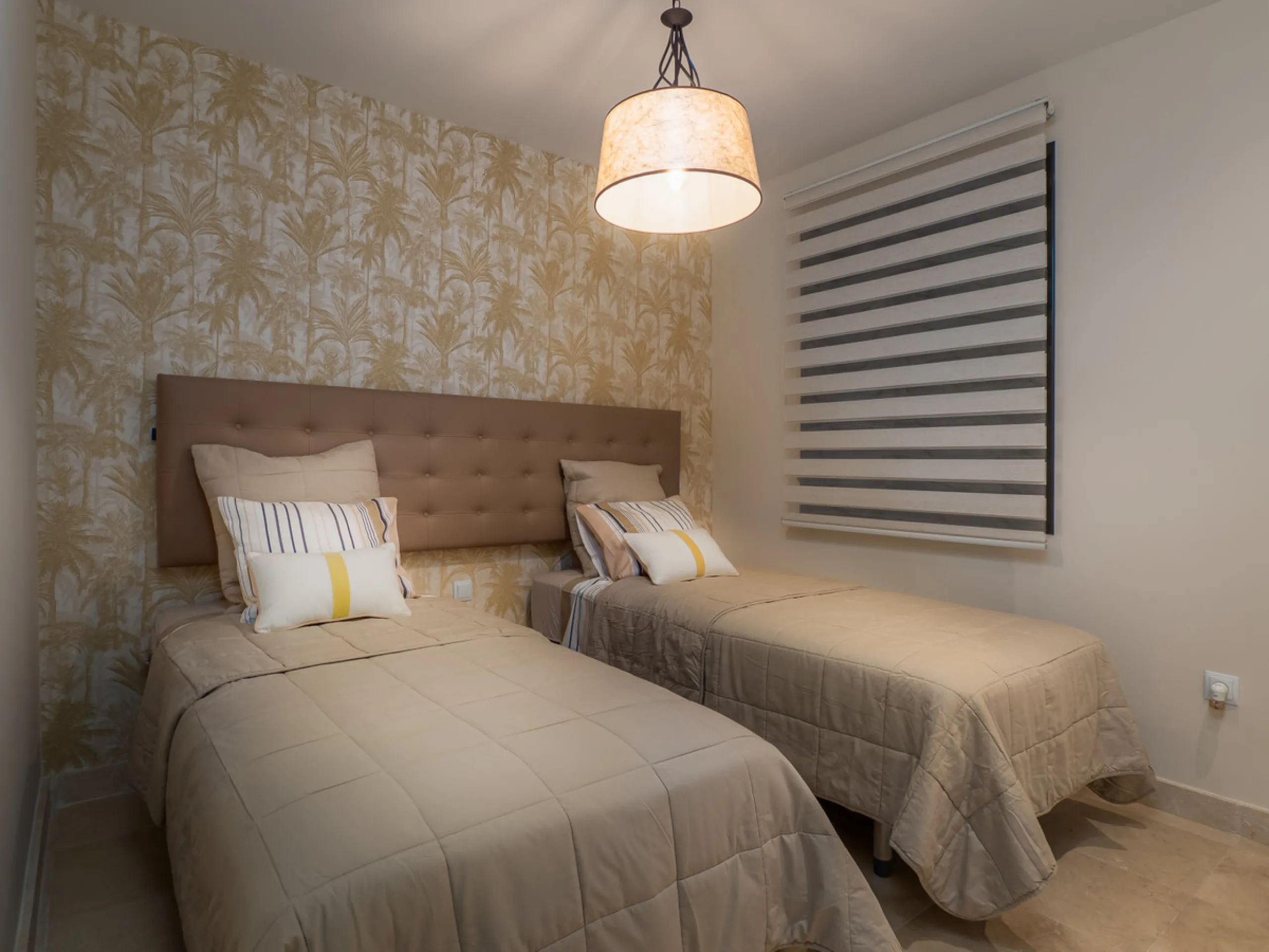 A beautifully furnished 2 bedroom apartment in Hoyo 19 which is located in the wonderful and exclusive development of Los Flamingos Golf Resort Resort in Benahavis. The apartment has hot and cold air conditioning, marble floors, master bedroom with en sui