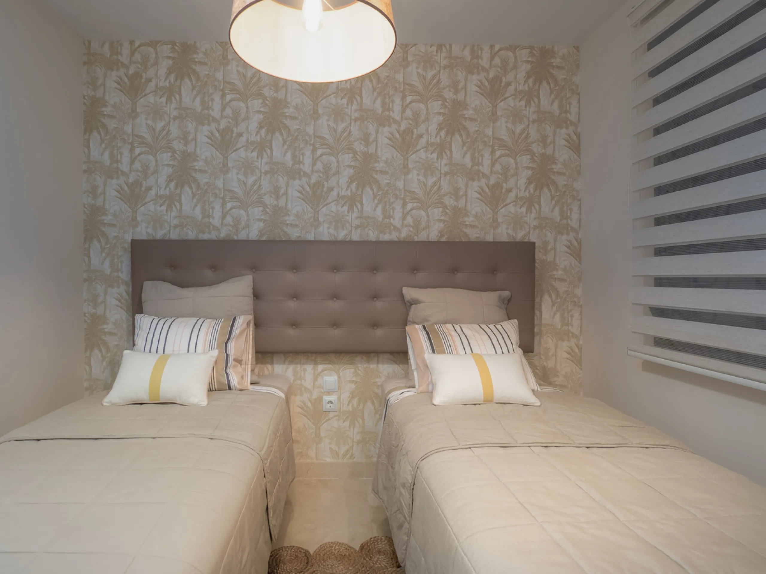 A beautifully furnished 2 bedroom apartment in Hoyo 19 which is located in the wonderful and exclusive development of Los Flamingos Golf Resort Resort in Benahavis. The apartment has hot and cold air conditioning, marble floors, master bedroom with en sui