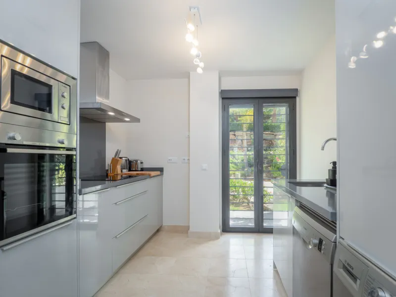 A beautifully furnished 2 bedroom apartment in Hoyo 19 which is located in the wonderful and exclusive development of Los Flamingos Golf Resort Resort in Benahavis. The apartment has hot and cold air conditioning, marble floors, master bedroom with en sui