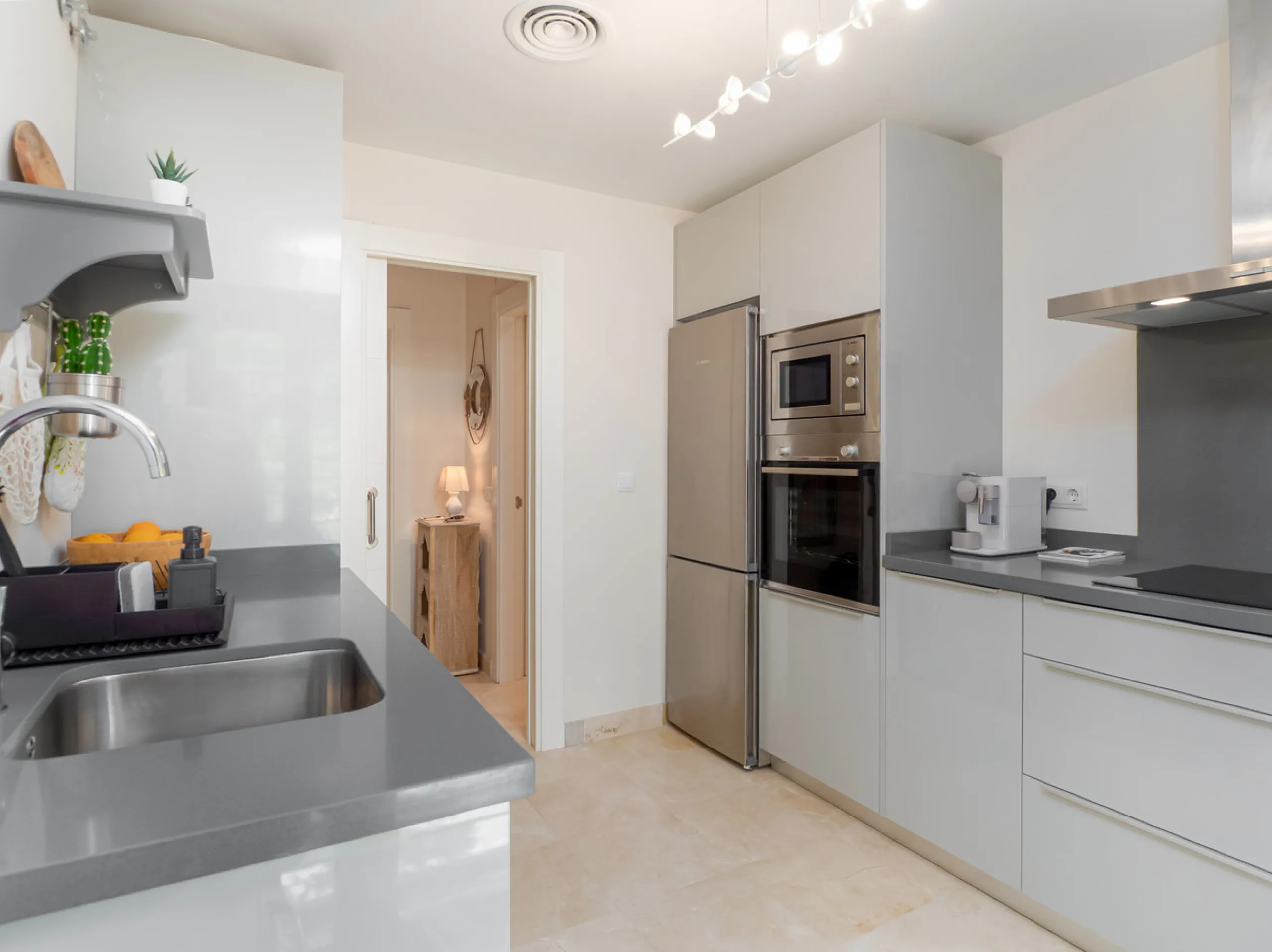 A beautifully furnished 2 bedroom apartment in Hoyo 19 which is located in the wonderful and exclusive development of Los Flamingos Golf Resort Resort in Benahavis. The apartment has hot and cold air conditioning, marble floors, master bedroom with en sui