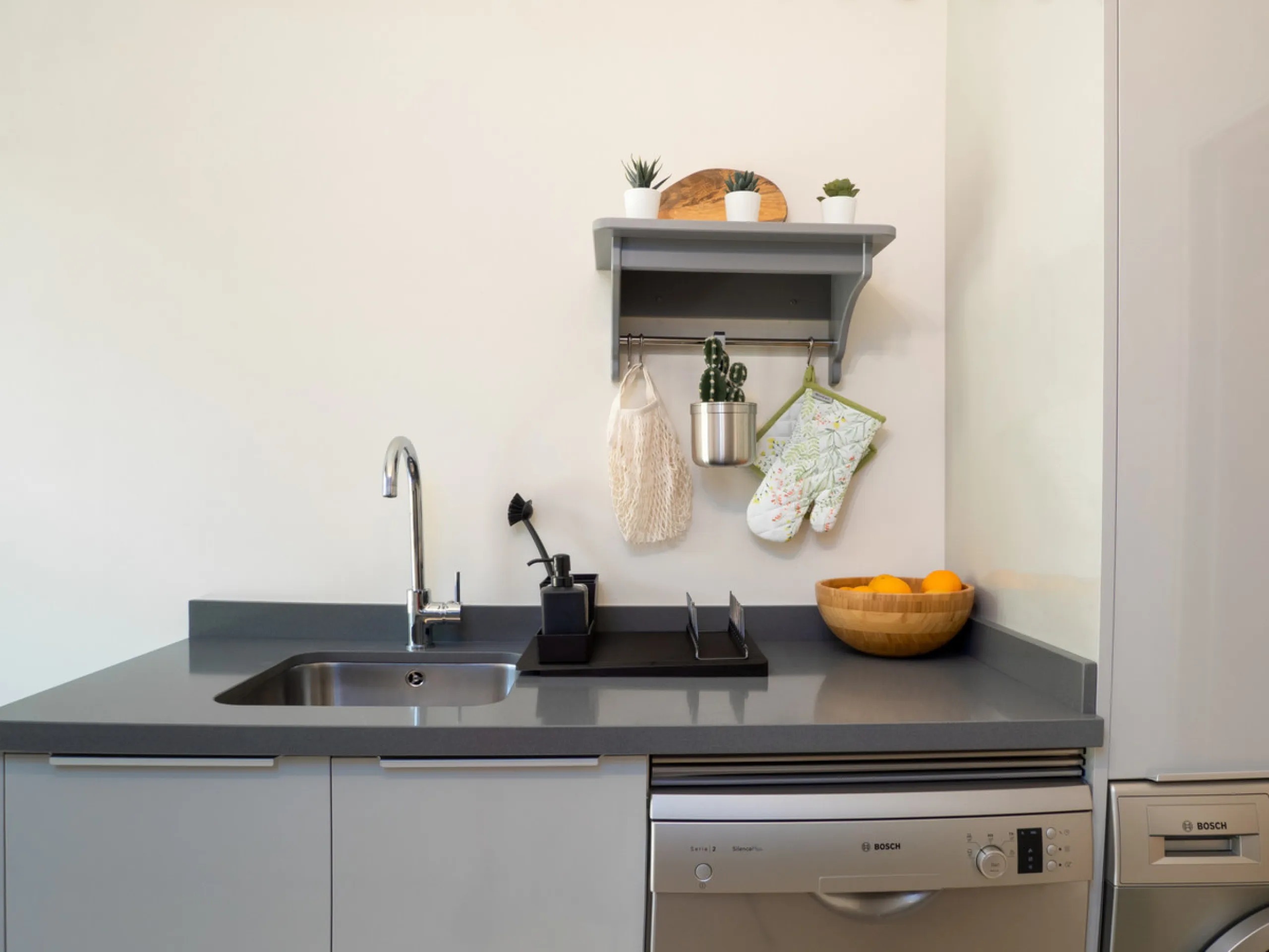 A beautifully furnished 2 bedroom apartment in Hoyo 19 which is located in the wonderful and exclusive development of Los Flamingos Golf Resort Resort in Benahavis. The apartment has hot and cold air conditioning, marble floors, master bedroom with en sui