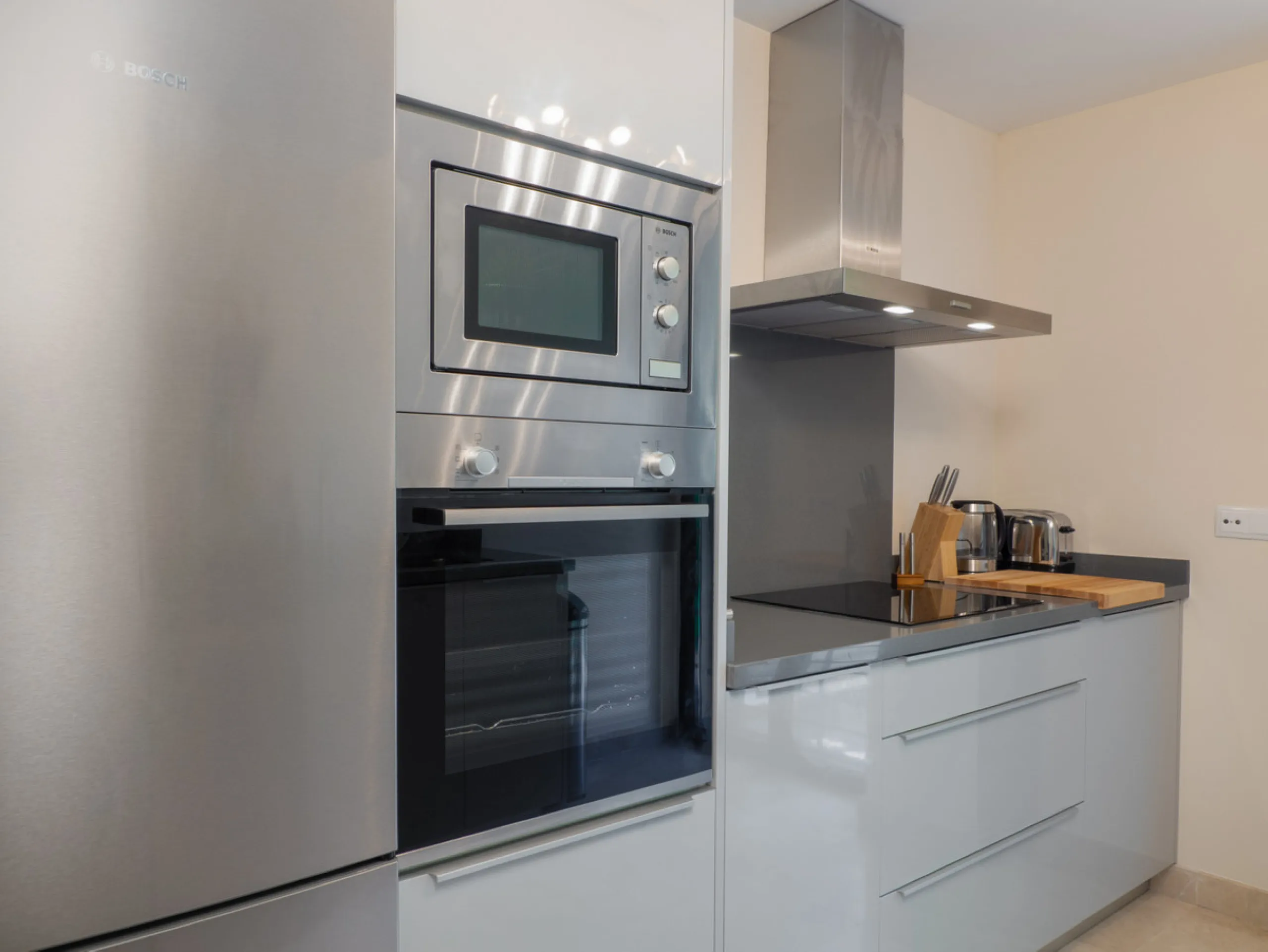 A beautifully furnished 2 bedroom apartment in Hoyo 19 which is located in the wonderful and exclusive development of Los Flamingos Golf Resort Resort in Benahavis. The apartment has hot and cold air conditioning, marble floors, master bedroom with en sui