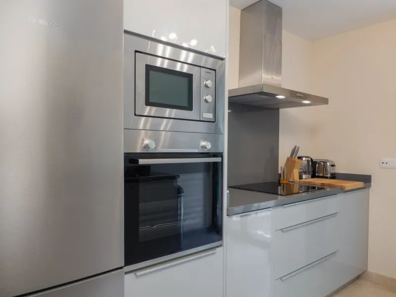 A beautifully furnished 2 bedroom apartment in Hoyo 19 which is located in the wonderful and exclusive development of Los Flamingos Golf Resort Resort in Benahavis. The apartment has hot and cold air conditioning, marble floors, master bedroom with en sui