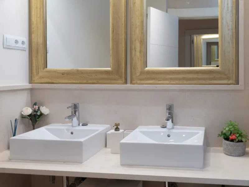 A beautifully furnished 2 bedroom apartment in Hoyo 19 which is located in the wonderful and exclusive development of Los Flamingos Golf Resort Resort in Benahavis. The apartment has hot and cold air conditioning, marble floors, master bedroom with en sui