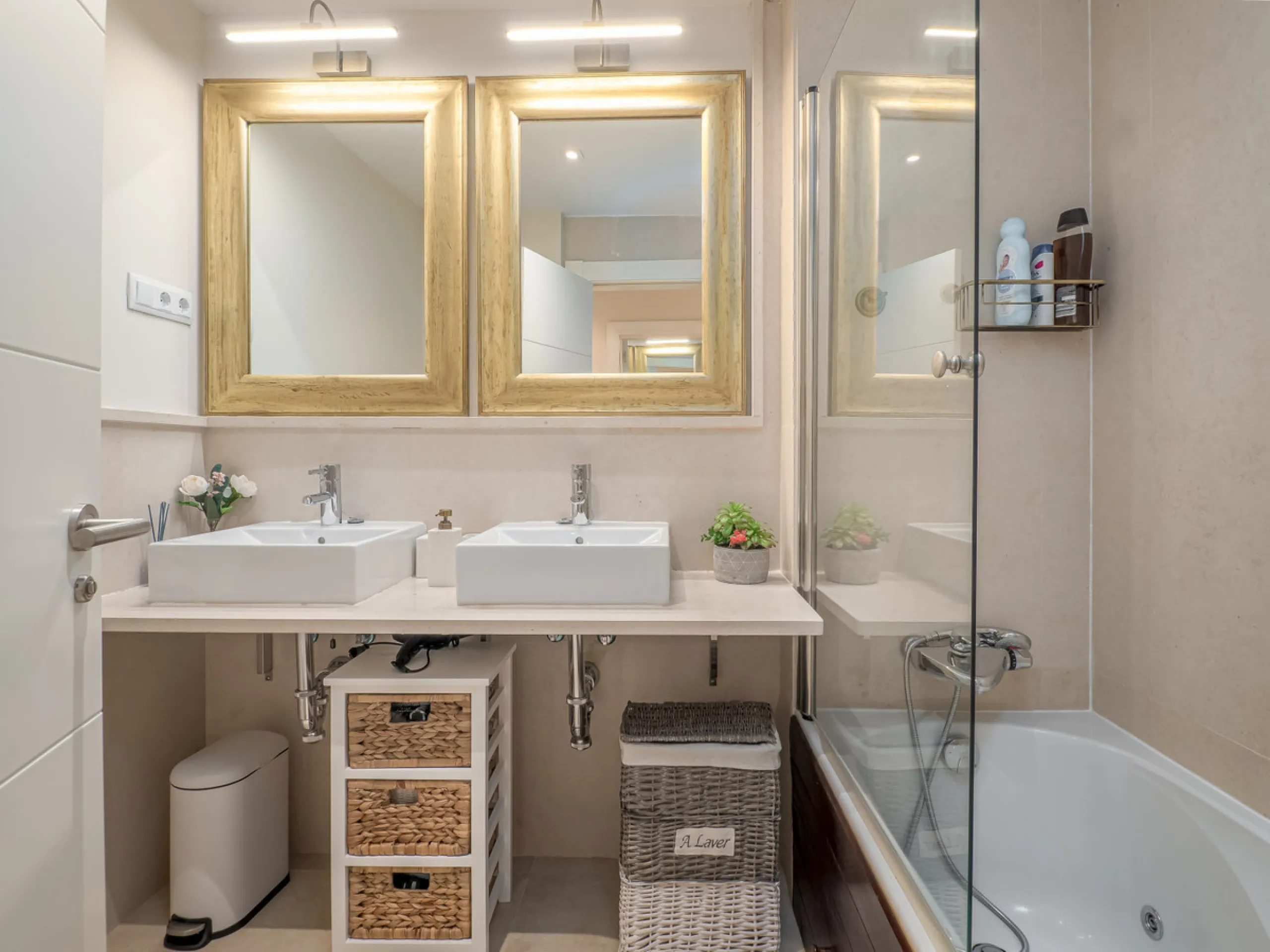 A beautifully furnished 2 bedroom apartment in Hoyo 19 which is located in the wonderful and exclusive development of Los Flamingos Golf Resort Resort in Benahavis. The apartment has hot and cold air conditioning, marble floors, master bedroom with en sui