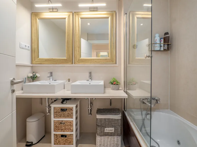 A beautifully furnished 2 bedroom apartment in Hoyo 19 which is located in the wonderful and exclusive development of Los Flamingos Golf Resort Resort in Benahavis. The apartment has hot and cold air conditioning, marble floors, master bedroom with en sui