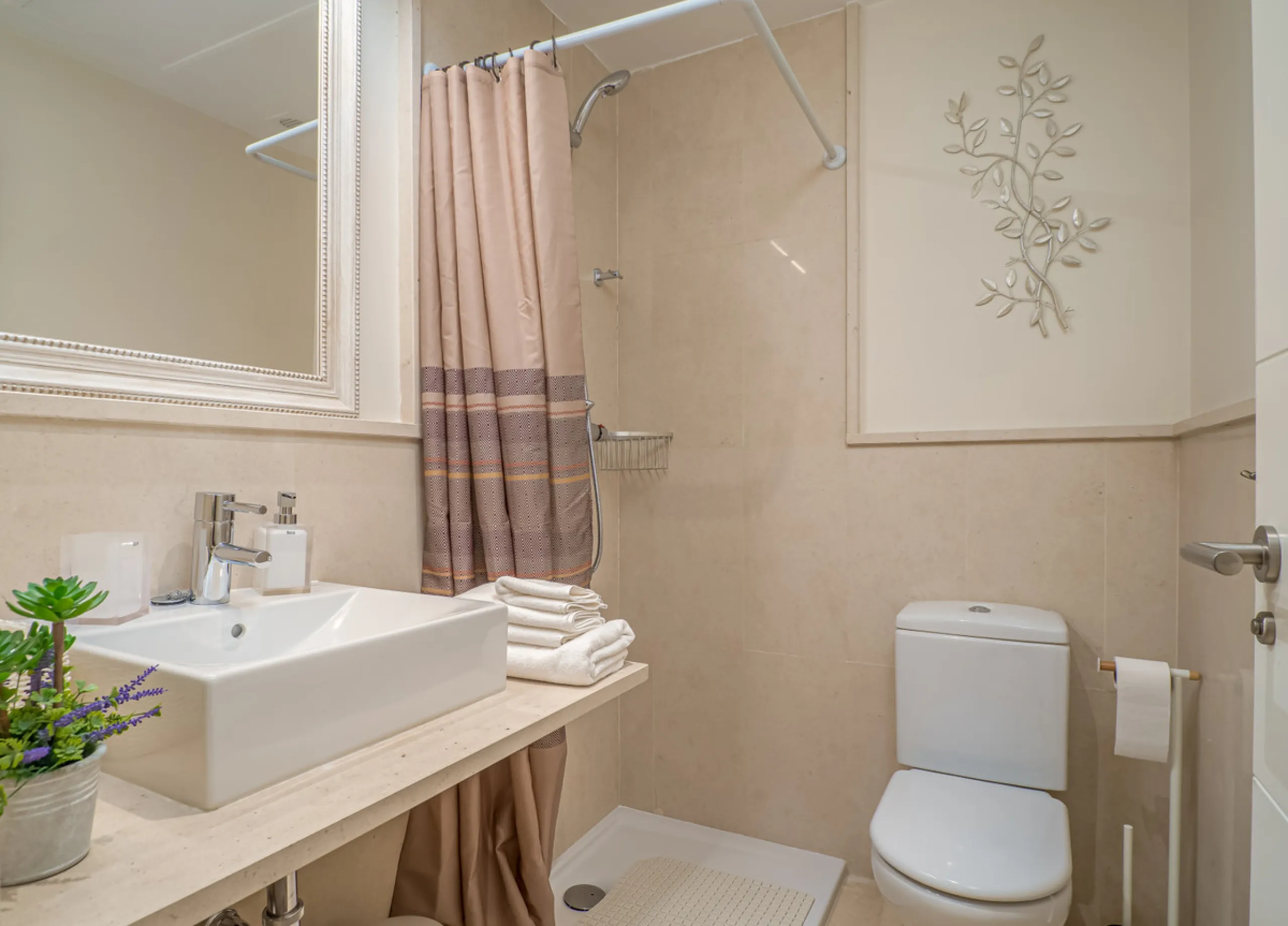 A beautifully furnished 2 bedroom apartment in Hoyo 19 which is located in the wonderful and exclusive development of Los Flamingos Golf Resort Resort in Benahavis. The apartment has hot and cold air conditioning, marble floors, master bedroom with en sui