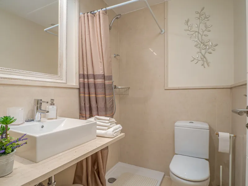A beautifully furnished 2 bedroom apartment in Hoyo 19 which is located in the wonderful and exclusive development of Los Flamingos Golf Resort Resort in Benahavis. The apartment has hot and cold air conditioning, marble floors, master bedroom with en sui