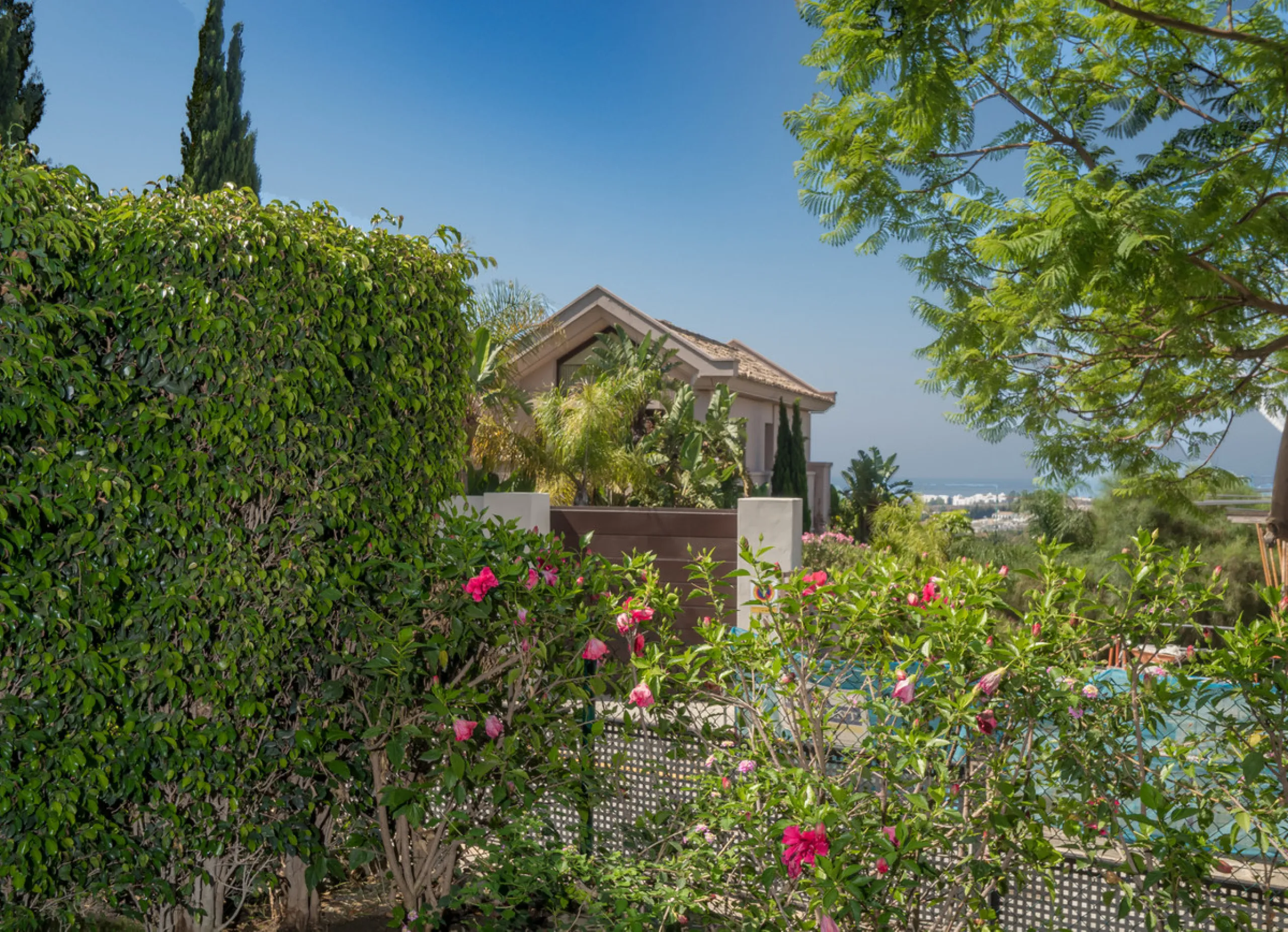 A beautifully furnished 2 bedroom apartment in Hoyo 19 which is located in the wonderful and exclusive development of Los Flamingos Golf Resort Resort in Benahavis. The apartment has hot and cold air conditioning, marble floors, master bedroom with en sui