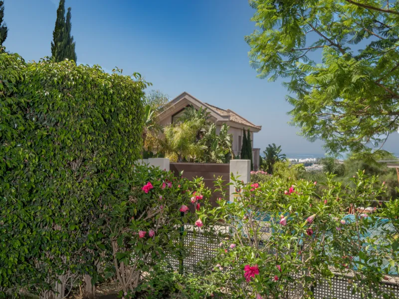 A beautifully furnished 2 bedroom apartment in Hoyo 19 which is located in the wonderful and exclusive development of Los Flamingos Golf Resort Resort in Benahavis. The apartment has hot and cold air conditioning, marble floors, master bedroom with en sui
