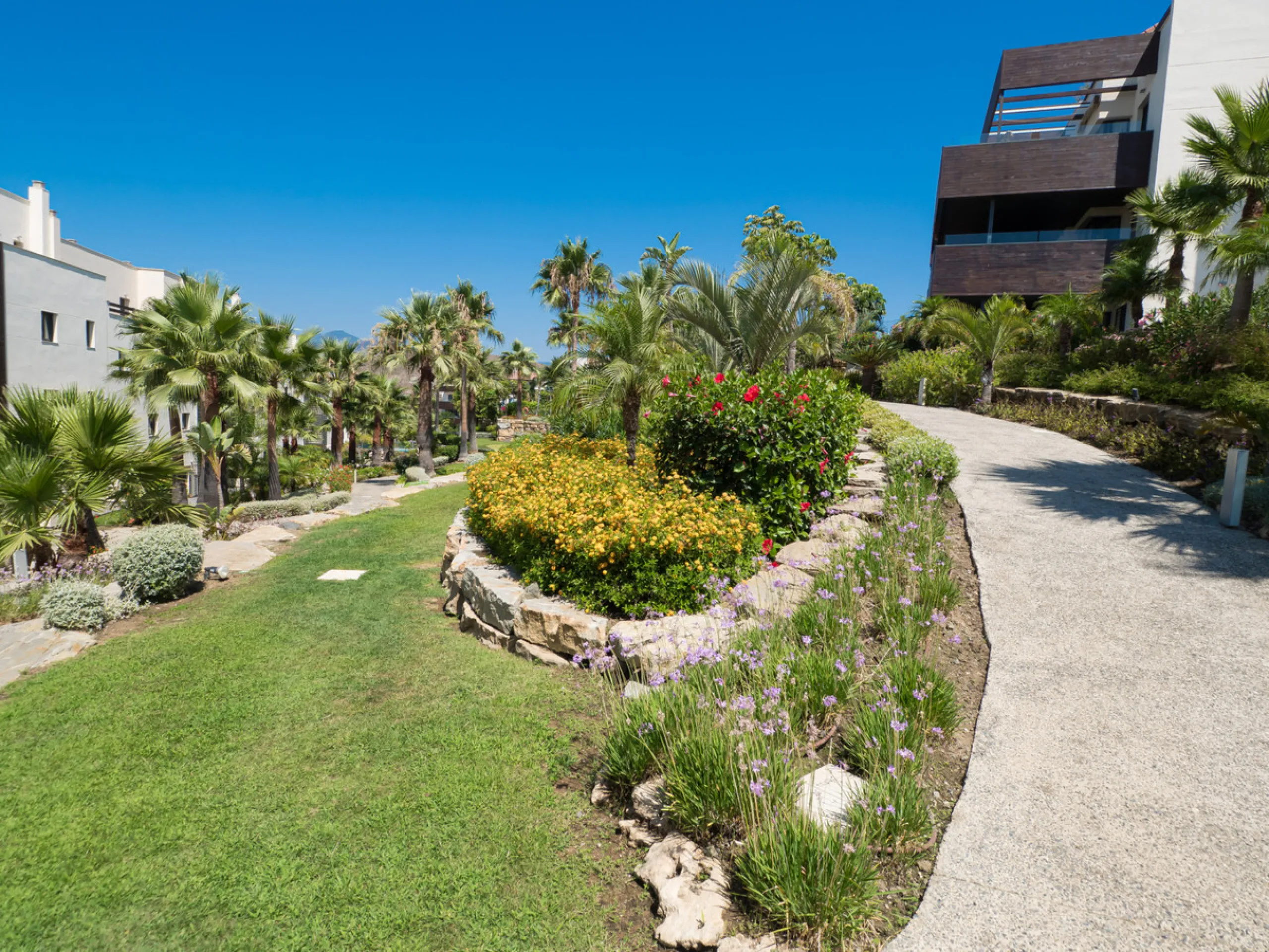 A beautifully furnished 2 bedroom apartment in Hoyo 19 which is located in the wonderful and exclusive development of Los Flamingos Golf Resort Resort in Benahavis. The apartment has hot and cold air conditioning, marble floors, master bedroom with en sui