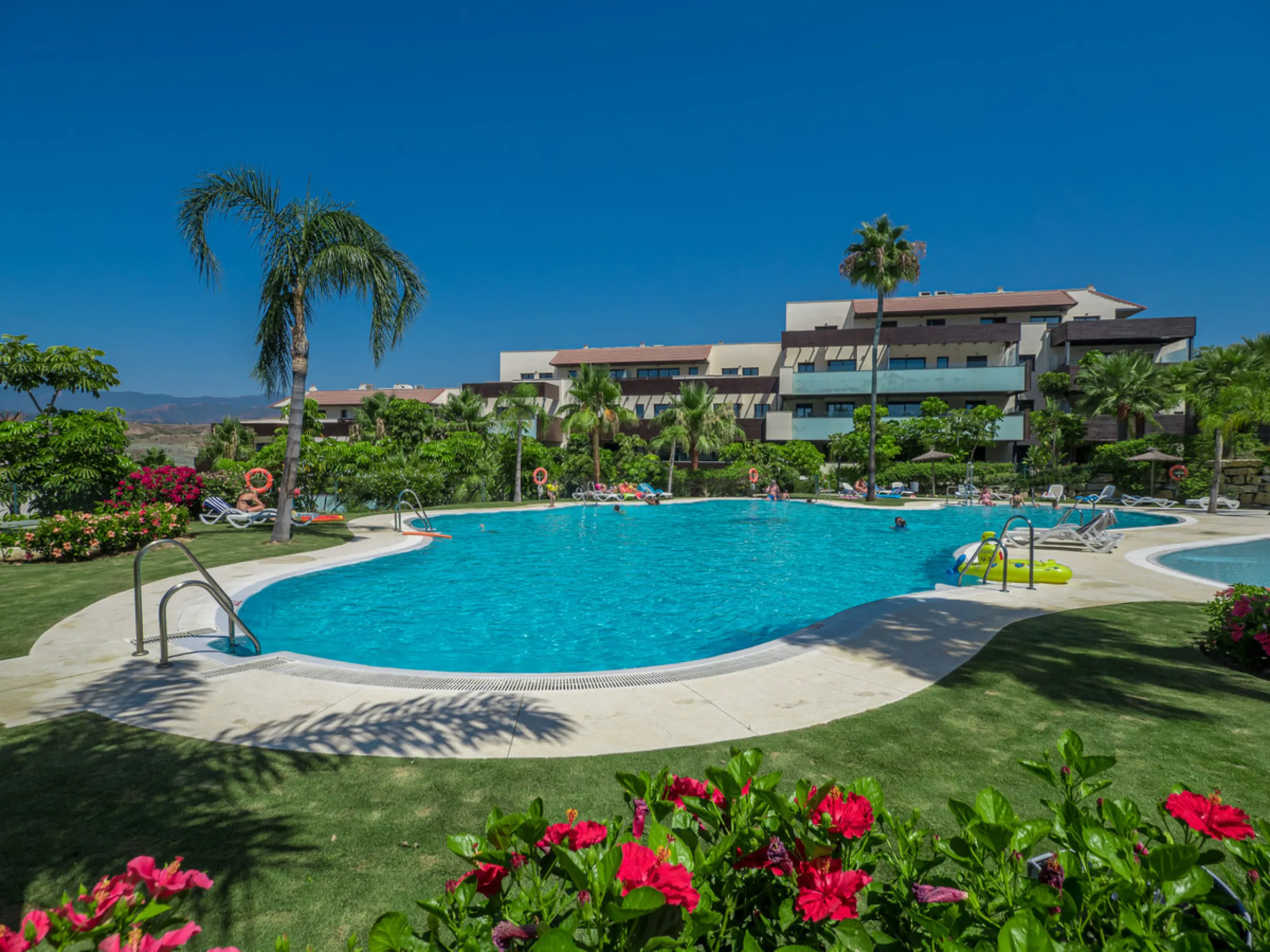 A beautifully furnished 2 bedroom apartment in Hoyo 19 which is located in the wonderful and exclusive development of Los Flamingos Golf Resort Resort in Benahavis. The apartment has hot and cold air conditioning, marble floors, master bedroom with en sui