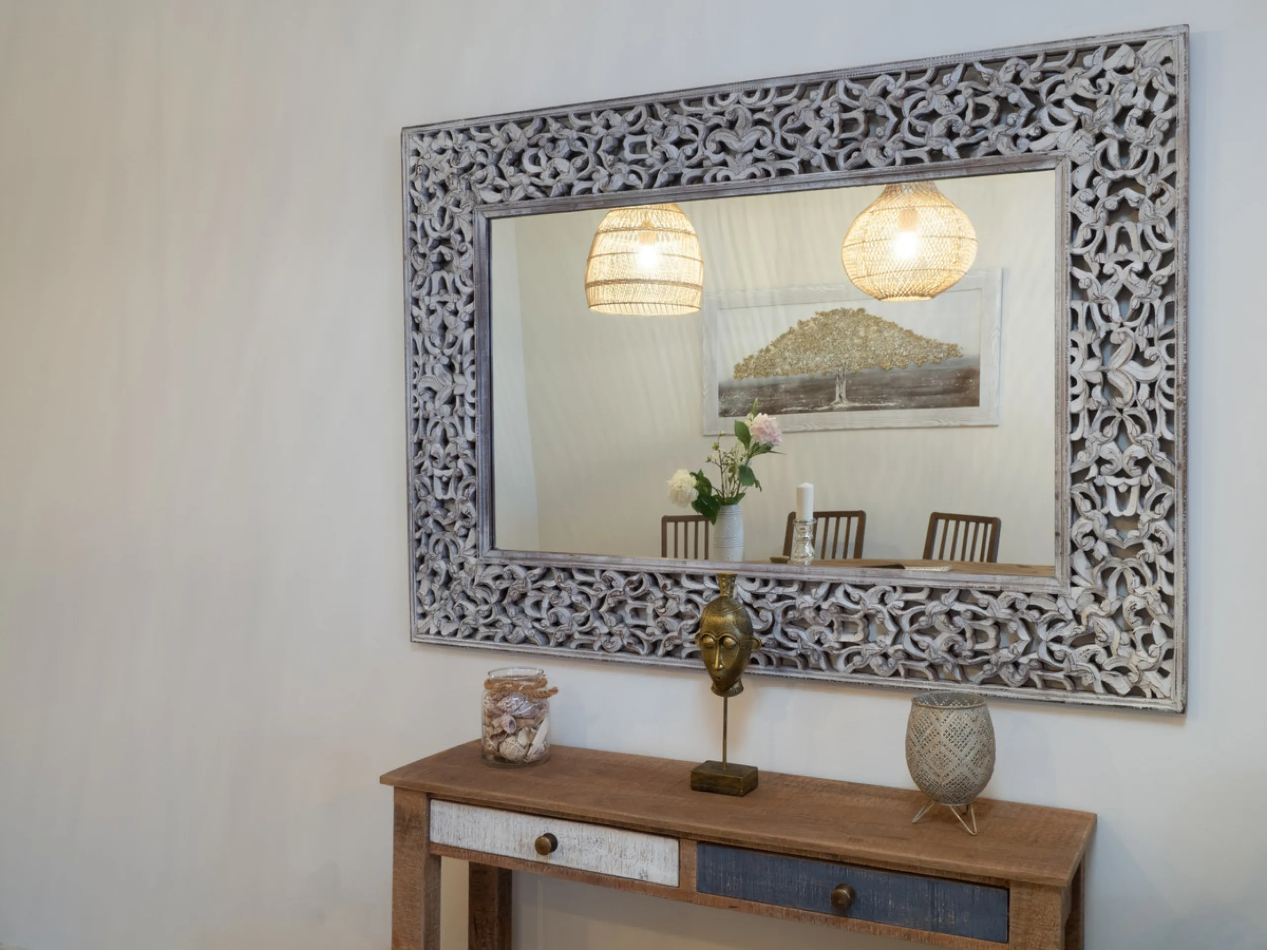 A beautifully furnished 2 bedroom apartment in Hoyo 19 which is located in the wonderful and exclusive development of Los Flamingos Golf Resort Resort in Benahavis. The apartment has hot and cold air conditioning, marble floors, master bedroom with en sui