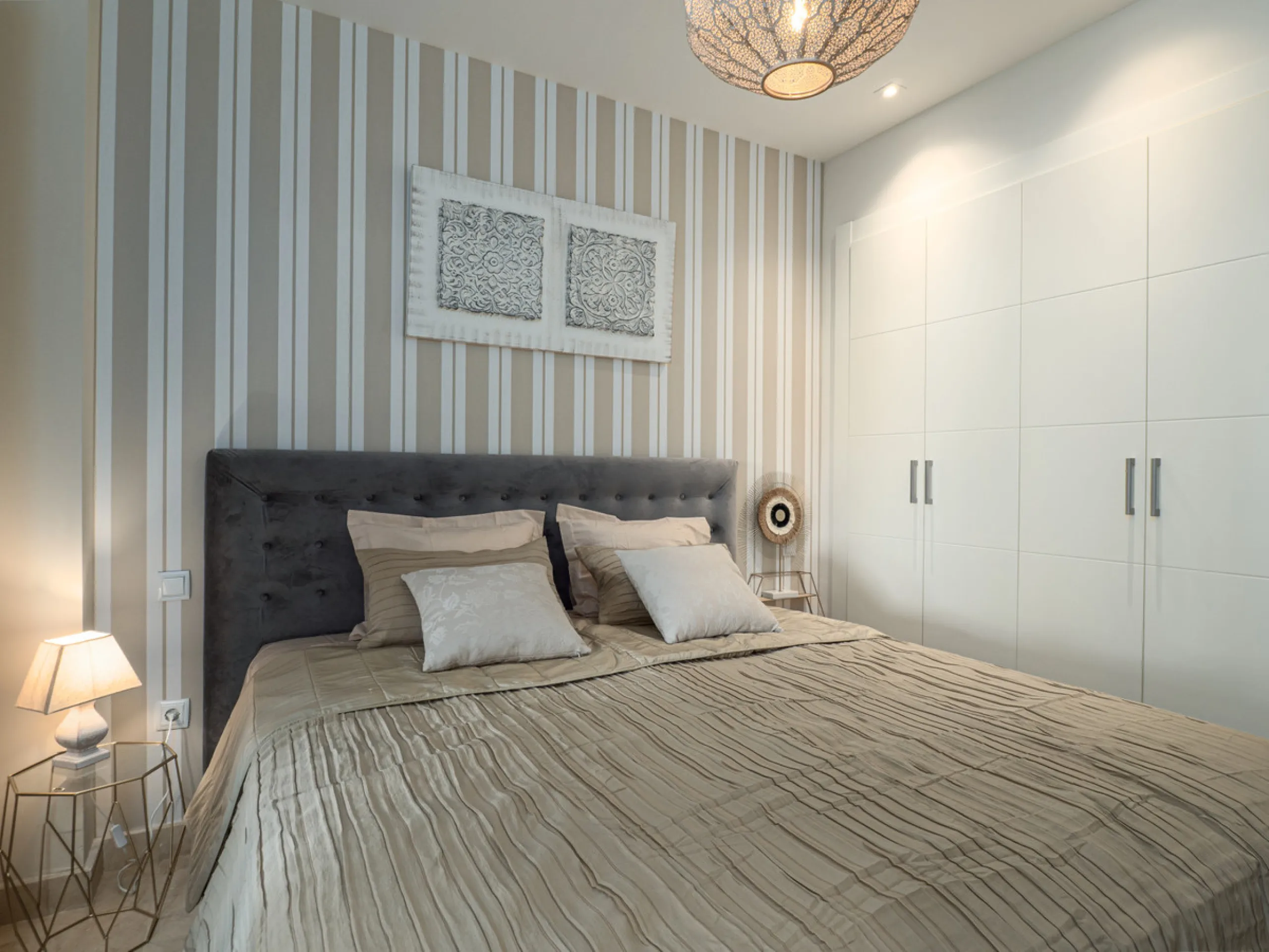 A beautifully furnished 2 bedroom apartment in Hoyo 19 which is located in the wonderful and exclusive development of Los Flamingos Golf Resort Resort in Benahavis. The apartment has hot and cold air conditioning, marble floors, master bedroom with en sui