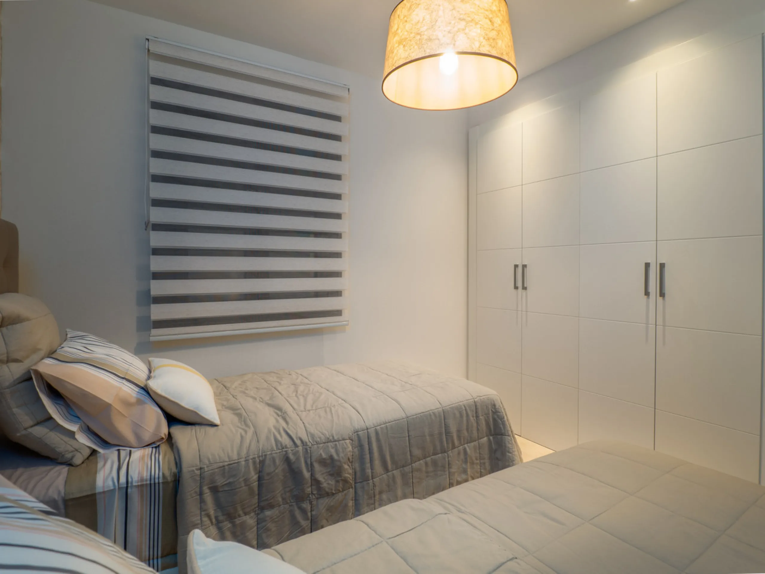A beautifully furnished 2 bedroom apartment in Hoyo 19 which is located in the wonderful and exclusive development of Los Flamingos Golf Resort Resort in Benahavis. The apartment has hot and cold air conditioning, marble floors, master bedroom with en sui