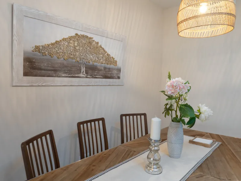 A beautifully furnished 2 bedroom apartment in Hoyo 19 which is located in the wonderful and exclusive development of Los Flamingos Golf Resort Resort in Benahavis. The apartment has hot and cold air conditioning, marble floors, master bedroom with en sui