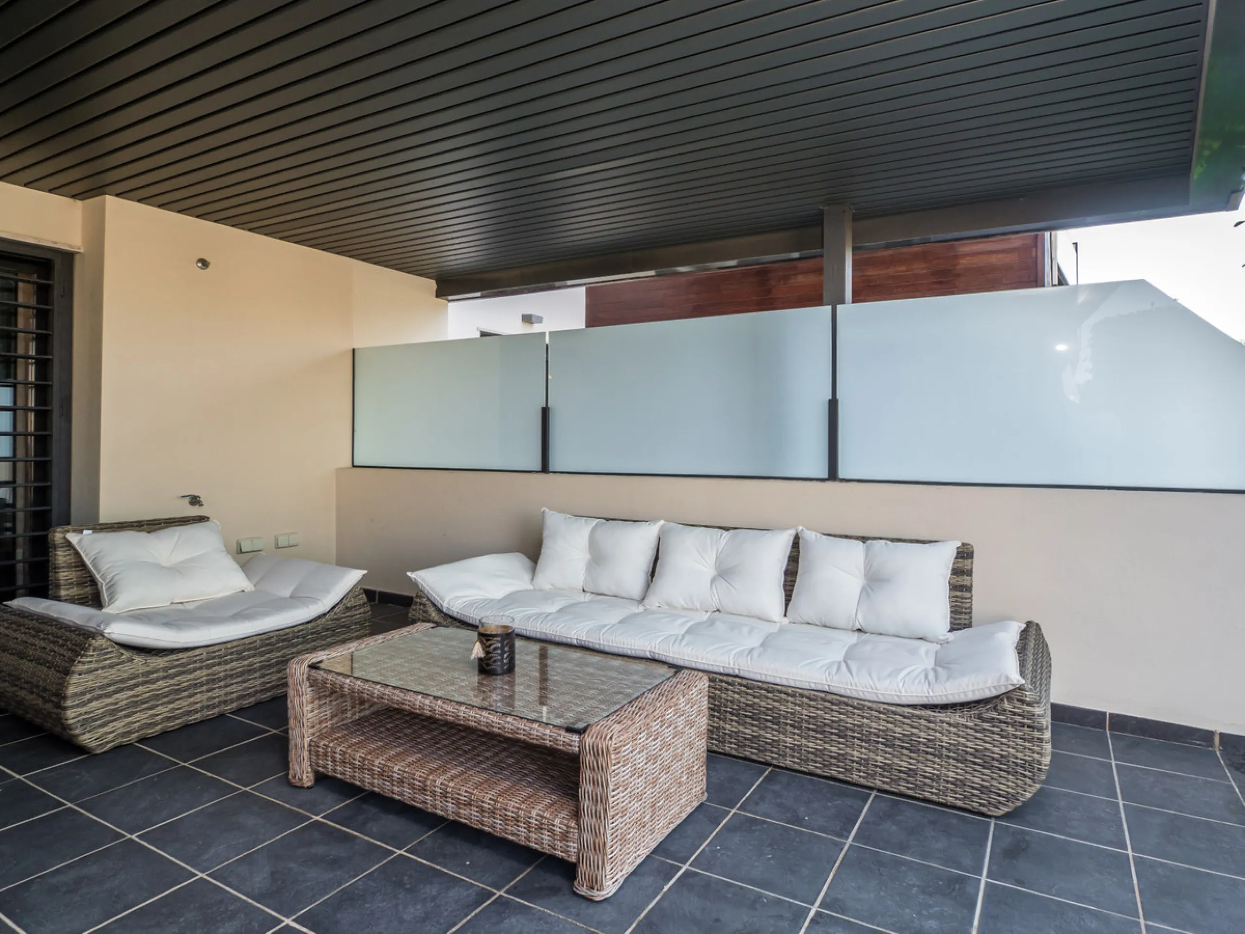 A beautifully furnished 2 bedroom apartment in Hoyo 19 which is located in the wonderful and exclusive development of Los Flamingos Golf Resort Resort in Benahavis. The apartment has hot and cold air conditioning, marble floors, master bedroom with en sui