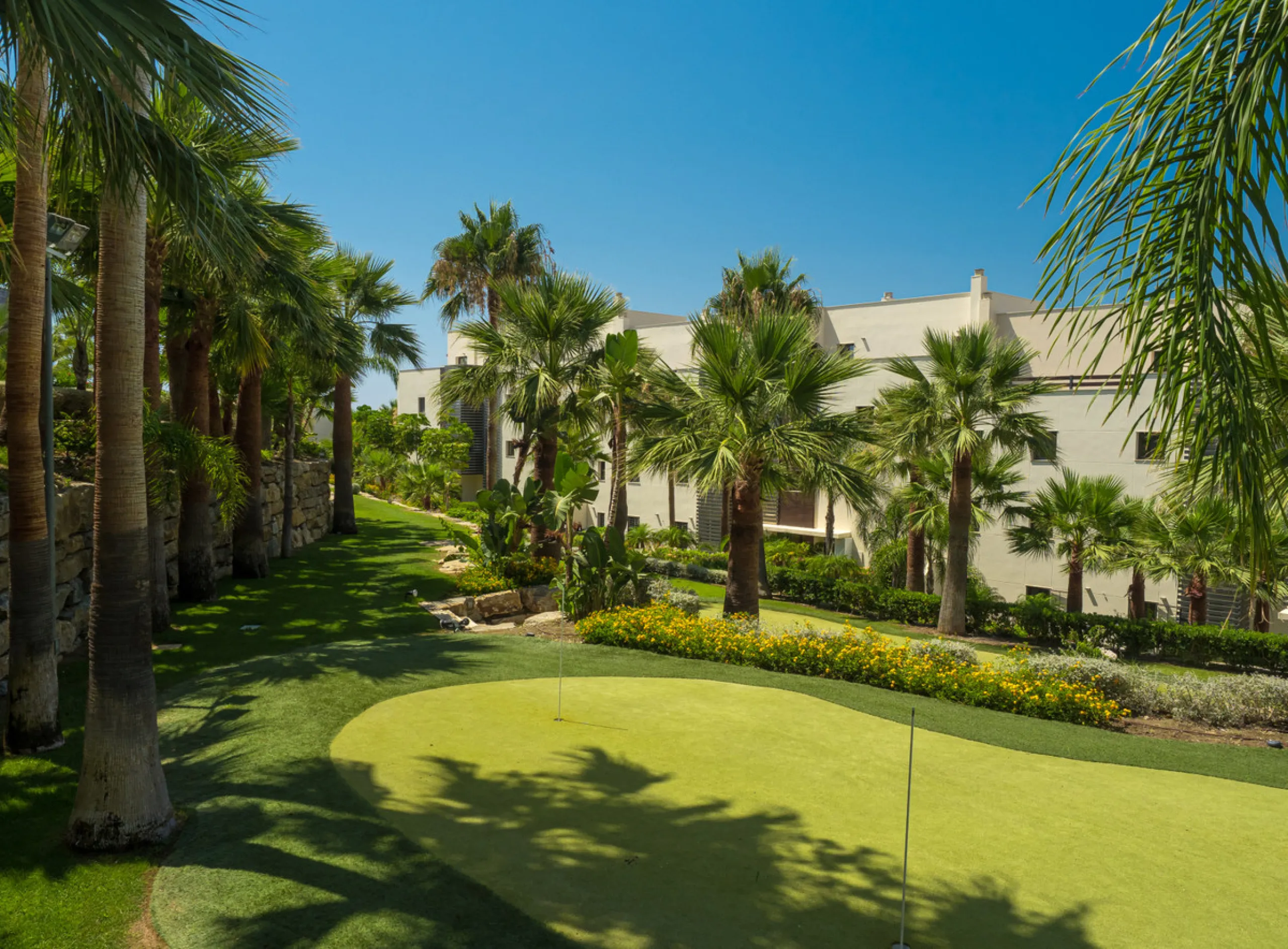 A beautifully furnished 2 bedroom apartment in Hoyo 19 which is located in the wonderful and exclusive development of Los Flamingos Golf Resort Resort in Benahavis. The apartment has hot and cold air conditioning, marble floors, master bedroom with en sui