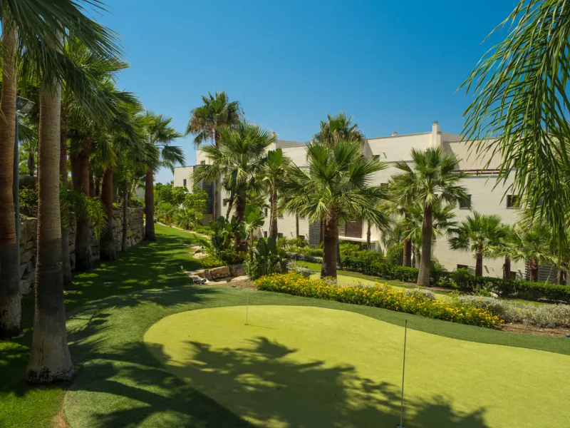 A beautifully furnished 2 bedroom apartment in Hoyo 19 which is located in the wonderful and exclusive development of Los Flamingos Golf Resort Resort in Benahavis. The apartment has hot and cold air conditioning, marble floors, master bedroom with en sui