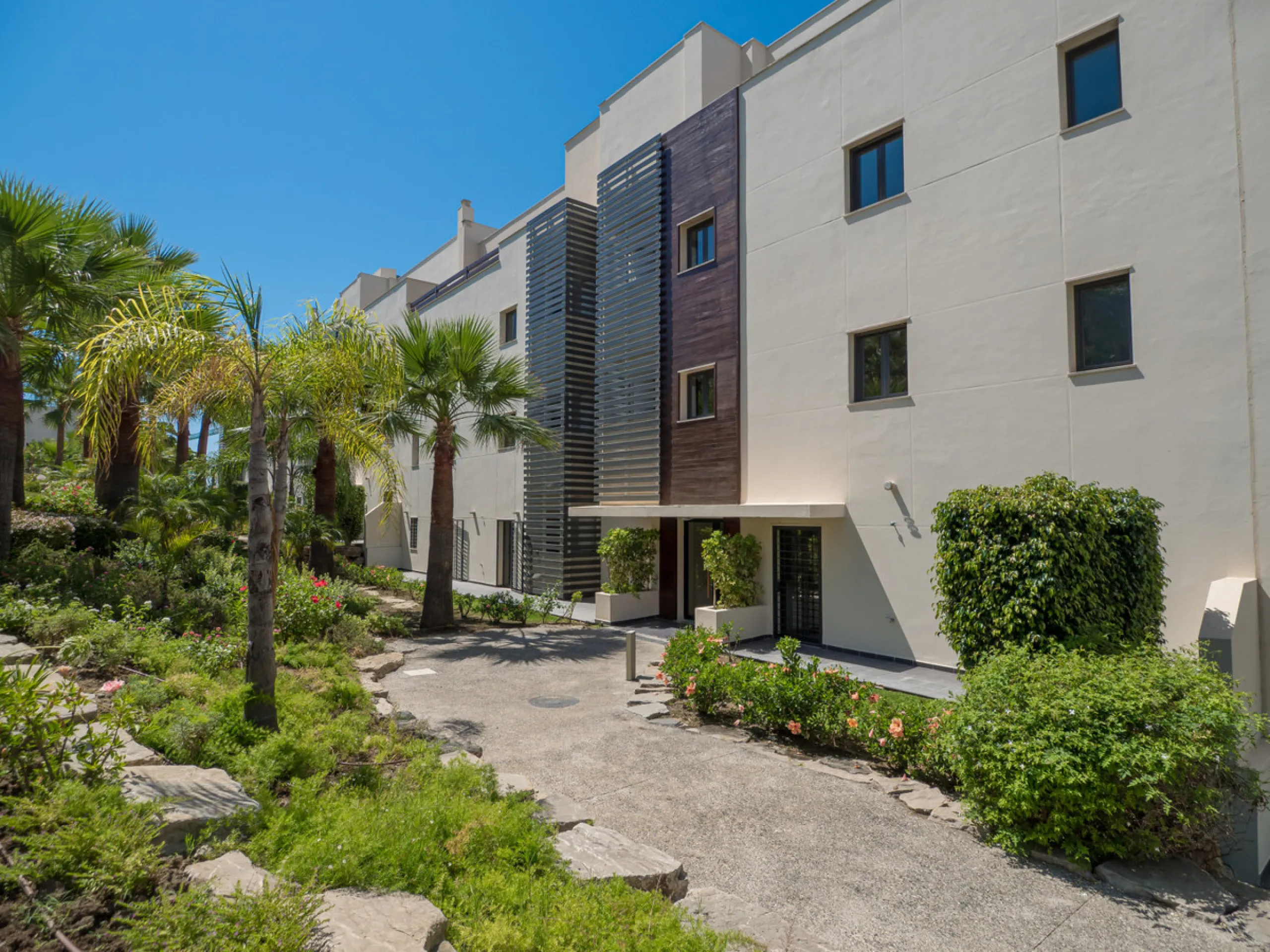 A beautifully furnished 2 bedroom apartment in Hoyo 19 which is located in the wonderful and exclusive development of Los Flamingos Golf Resort Resort in Benahavis. The apartment has hot and cold air conditioning, marble floors, master bedroom with en sui