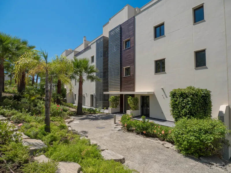 A beautifully furnished 2 bedroom apartment in Hoyo 19 which is located in the wonderful and exclusive development of Los Flamingos Golf Resort Resort in Benahavis. The apartment has hot and cold air conditioning, marble floors, master bedroom with en sui