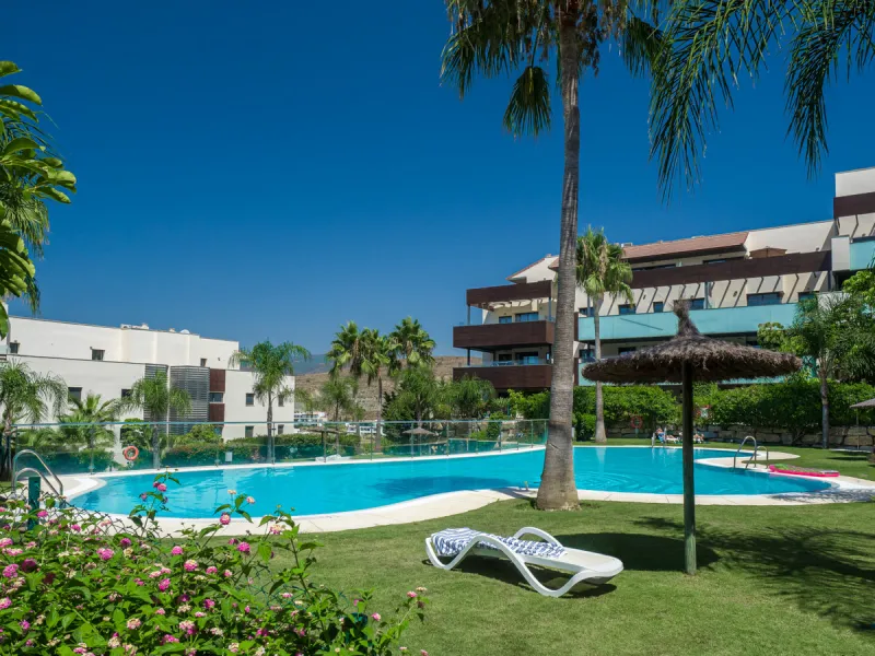 A beautifully furnished 2 bedroom apartment in Hoyo 19 which is located in the wonderful and exclusive development of Los Flamingos Golf Resort Resort in Benahavis. The apartment has hot and cold air conditioning, marble floors, master bedroom with en sui